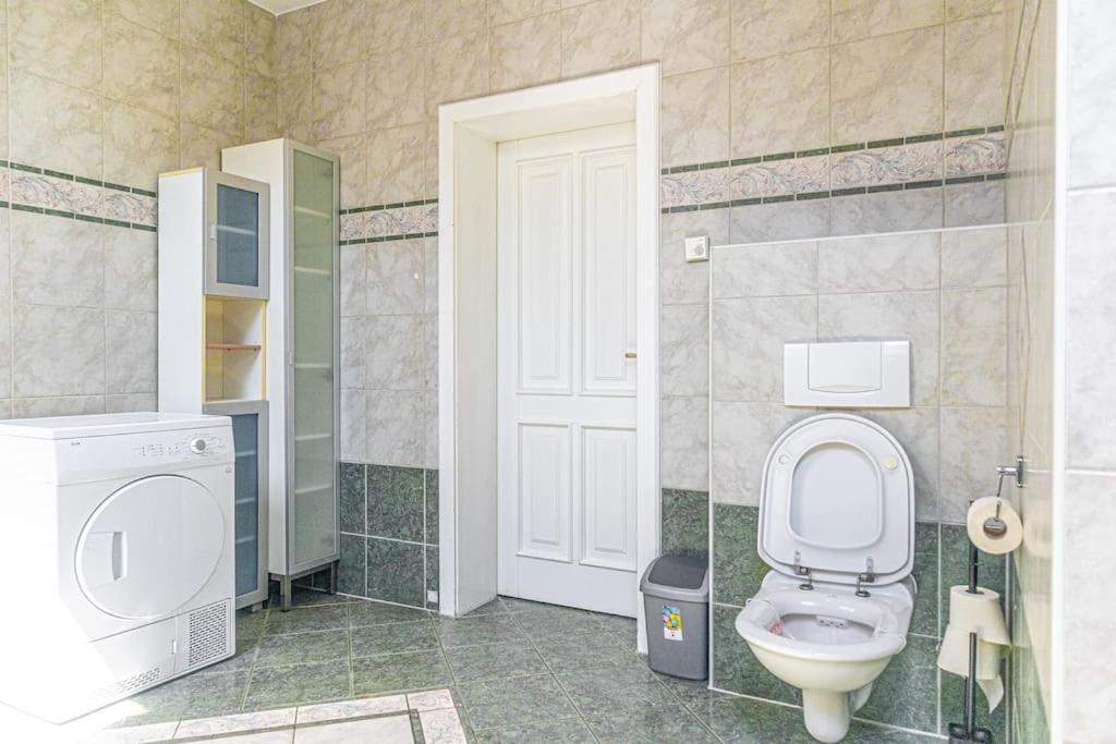 Private Rooms in Elegant Garden Villa with Free Parking