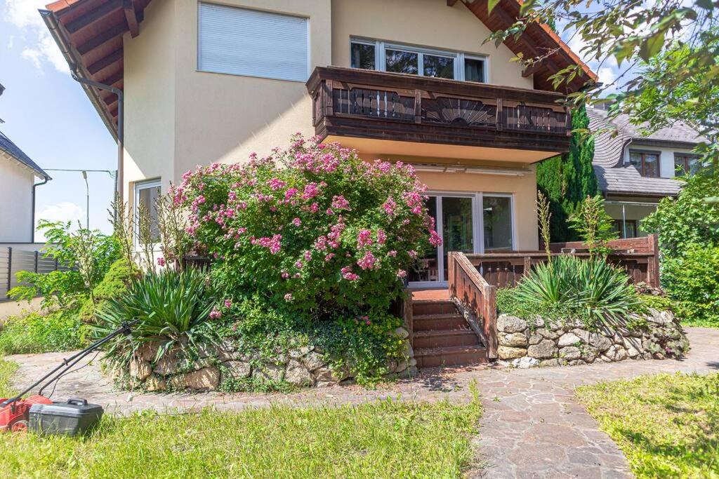 Private Rooms in Elegant Garden Villa with Free Parking