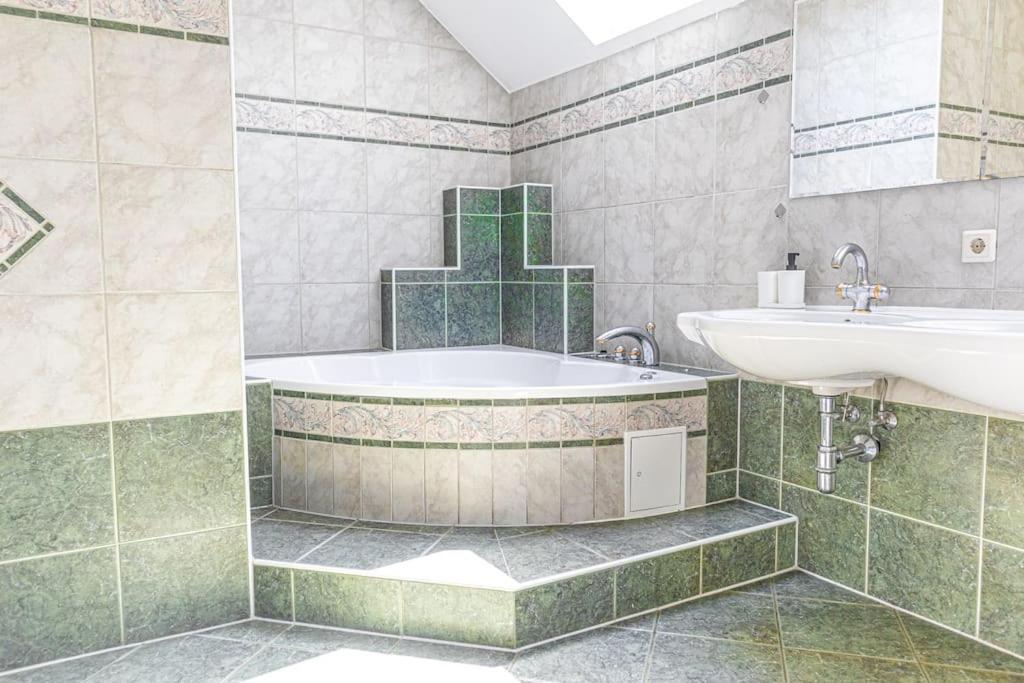 Private Rooms in Elegant Garden Villa with Free Parking
