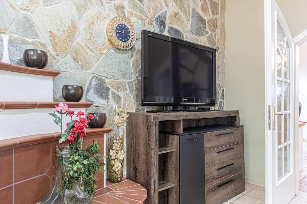 Private Rooms in Elegant Garden Villa with Free Parking