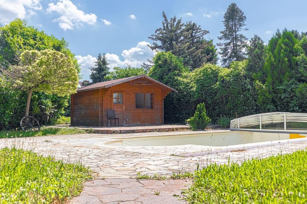Private Rooms in Elegant Garden Villa with Free Parking