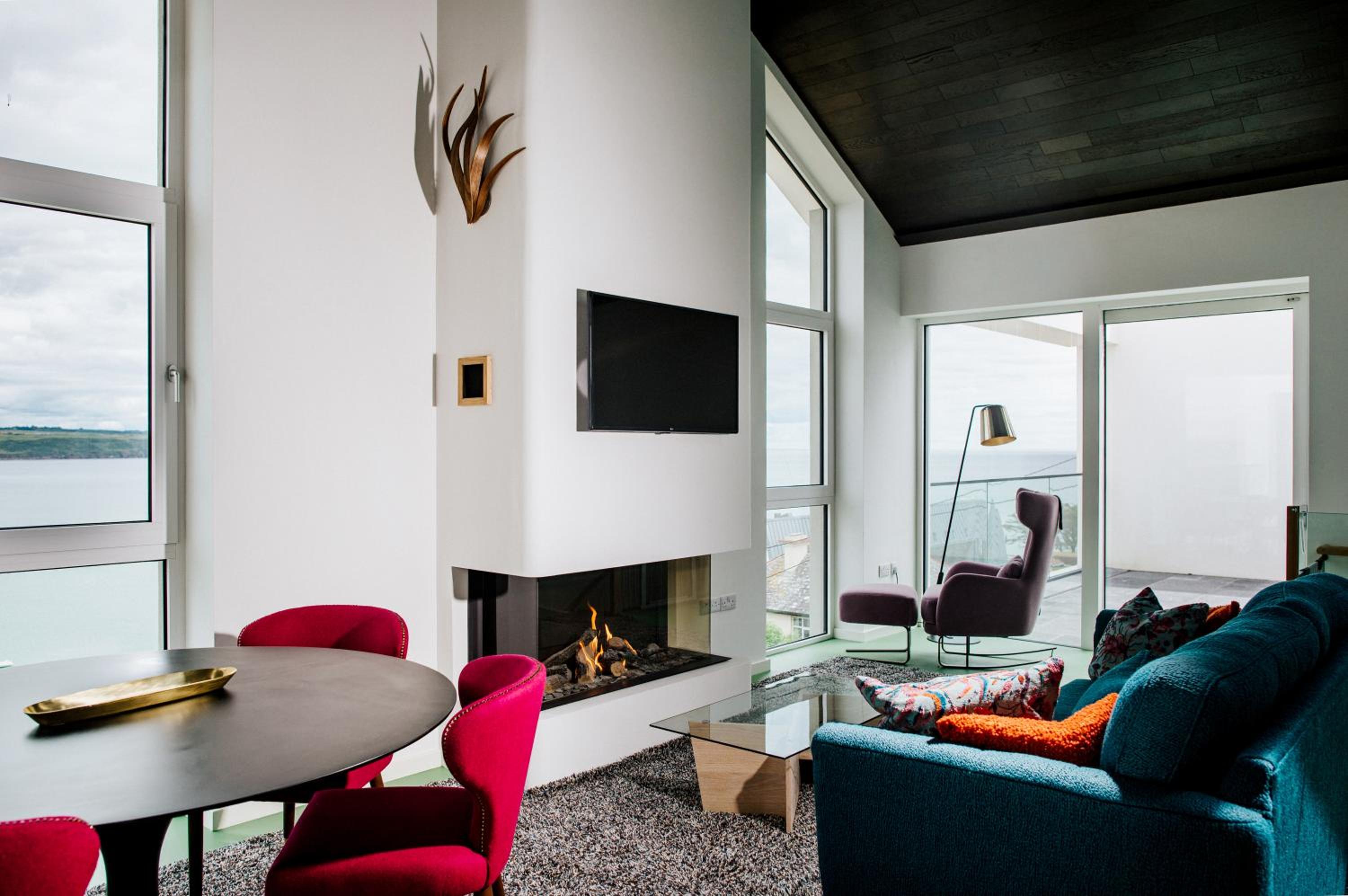 Expansive six bedroom villa with uninterrupted views over Ardmore Bay below view 4