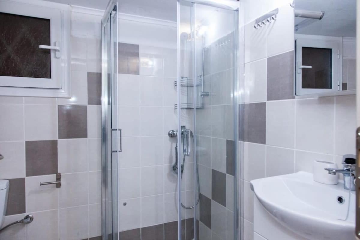 Cozy apartment near Stavros Niarchos Park