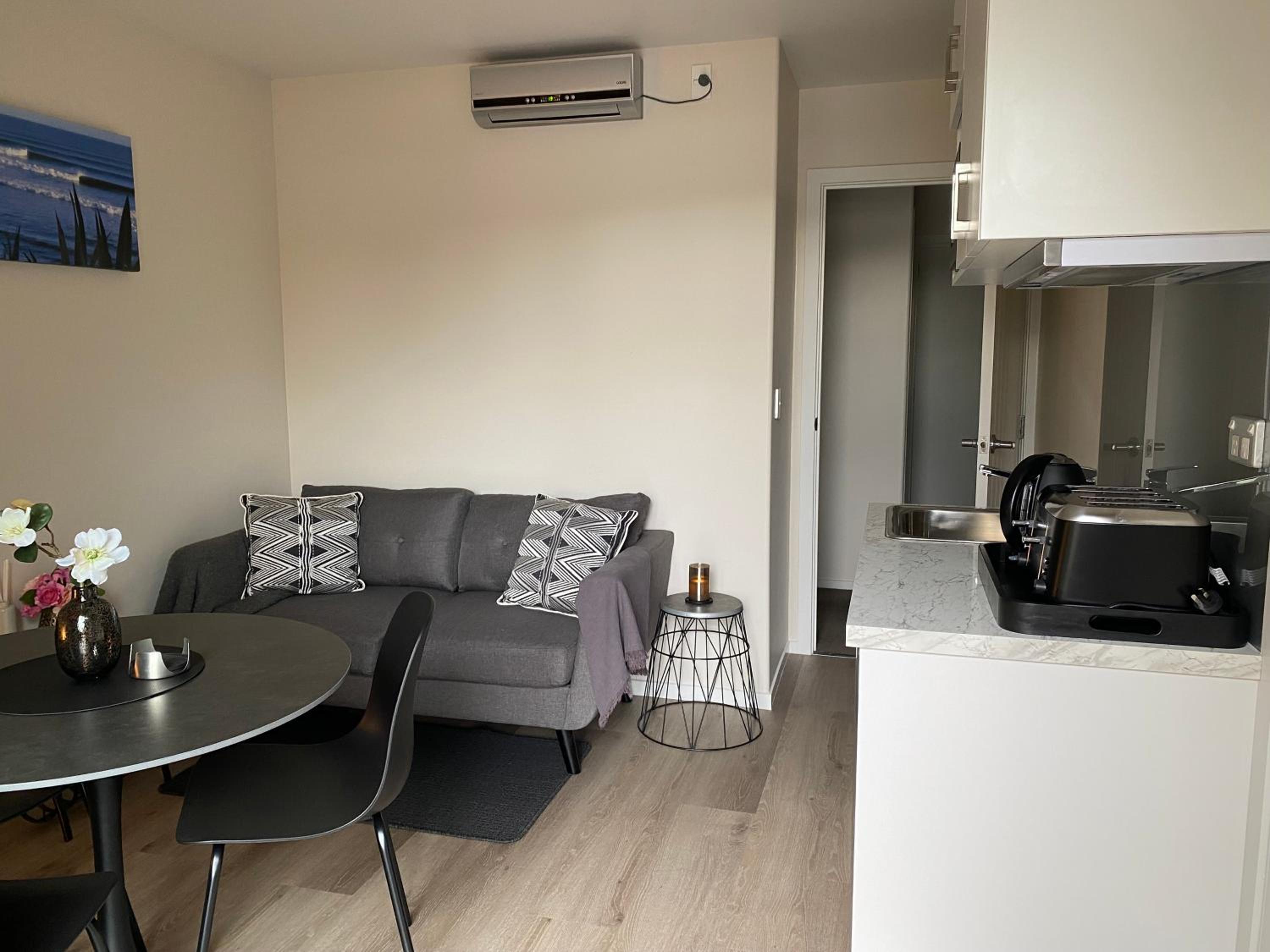 Ihimaera Suite 1 or 2 brm River Garden Cambridge with Complimentary Continental Breakfast