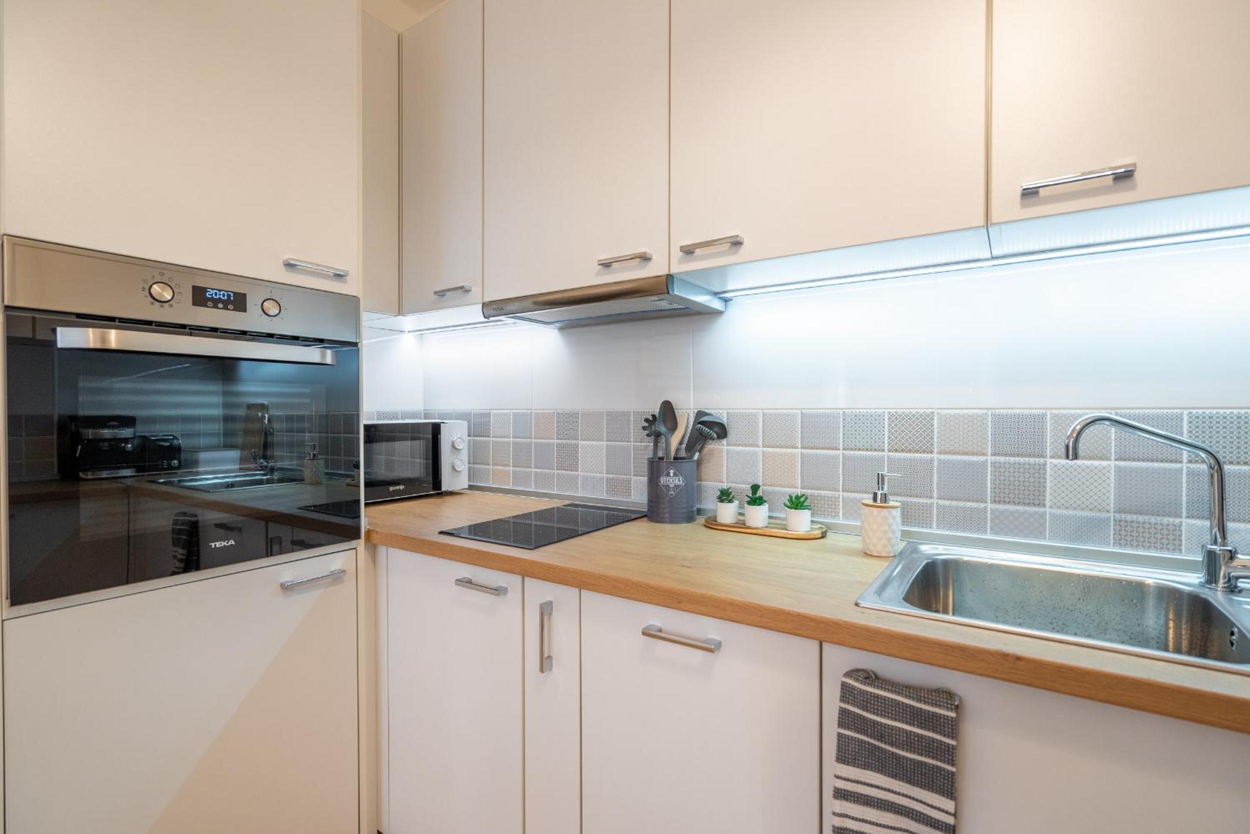 Modern and Calm 2BDRM Apt in City Centre