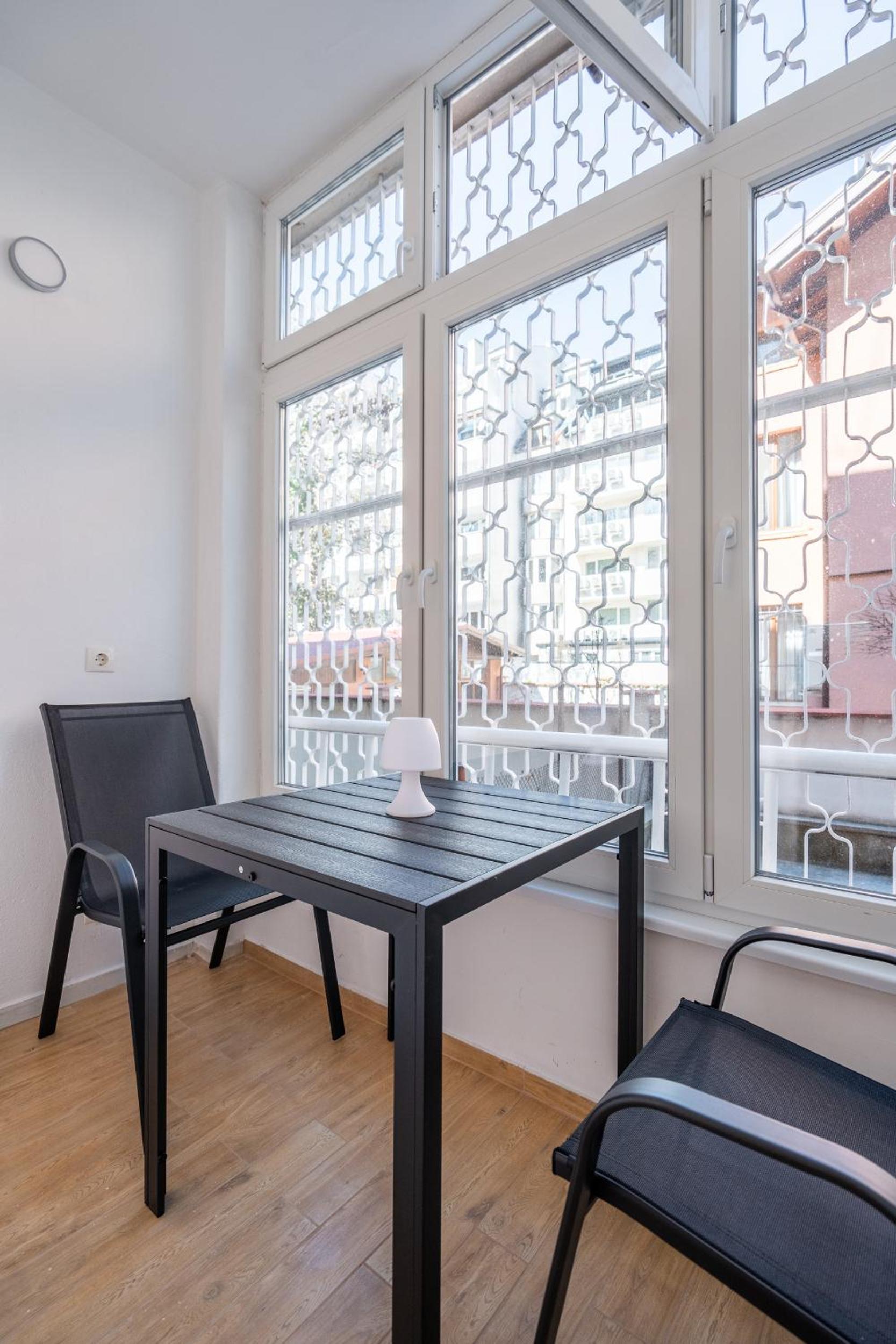 Modern and Calm 2BDRM Apt in City Centre