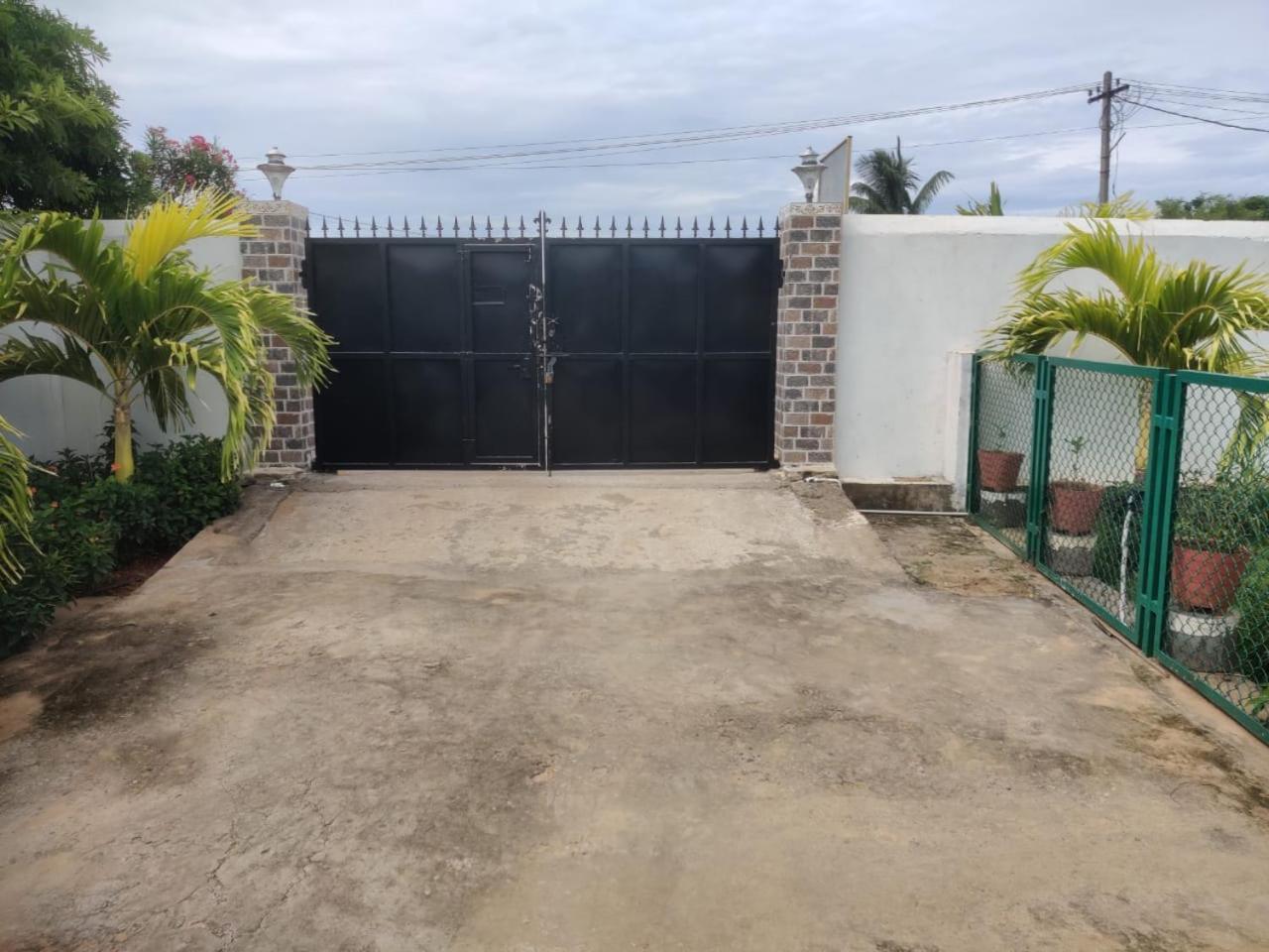 Siva rama garden resort, AC 3 bed rooms, swimming pool ,Box cricket, Born fair, BBQ,kichan with all equipment etc, near bheemili beach road to dora thota r view 4