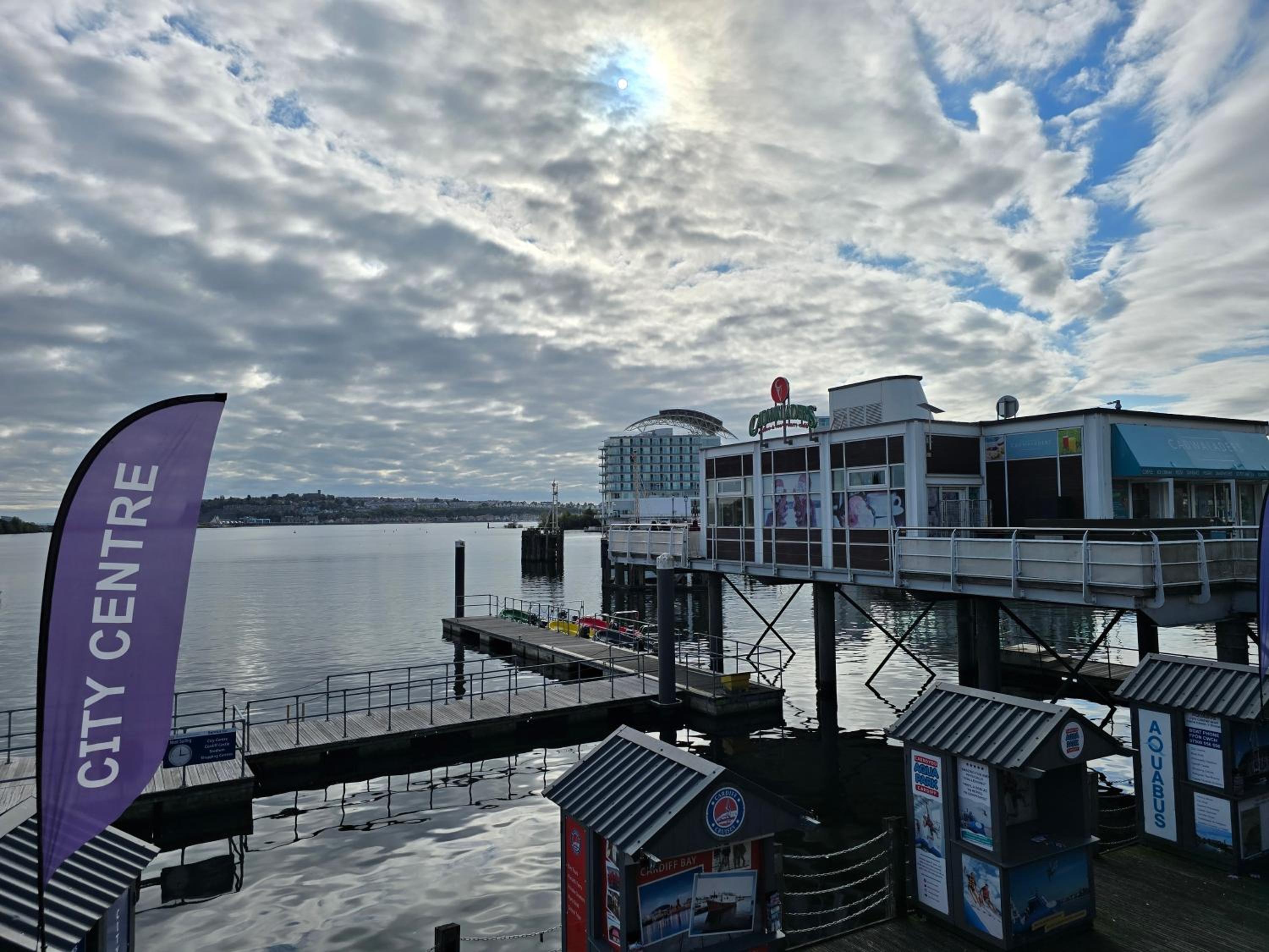 Two bedroom flat in Cardiff Bay with roof terrace view 2