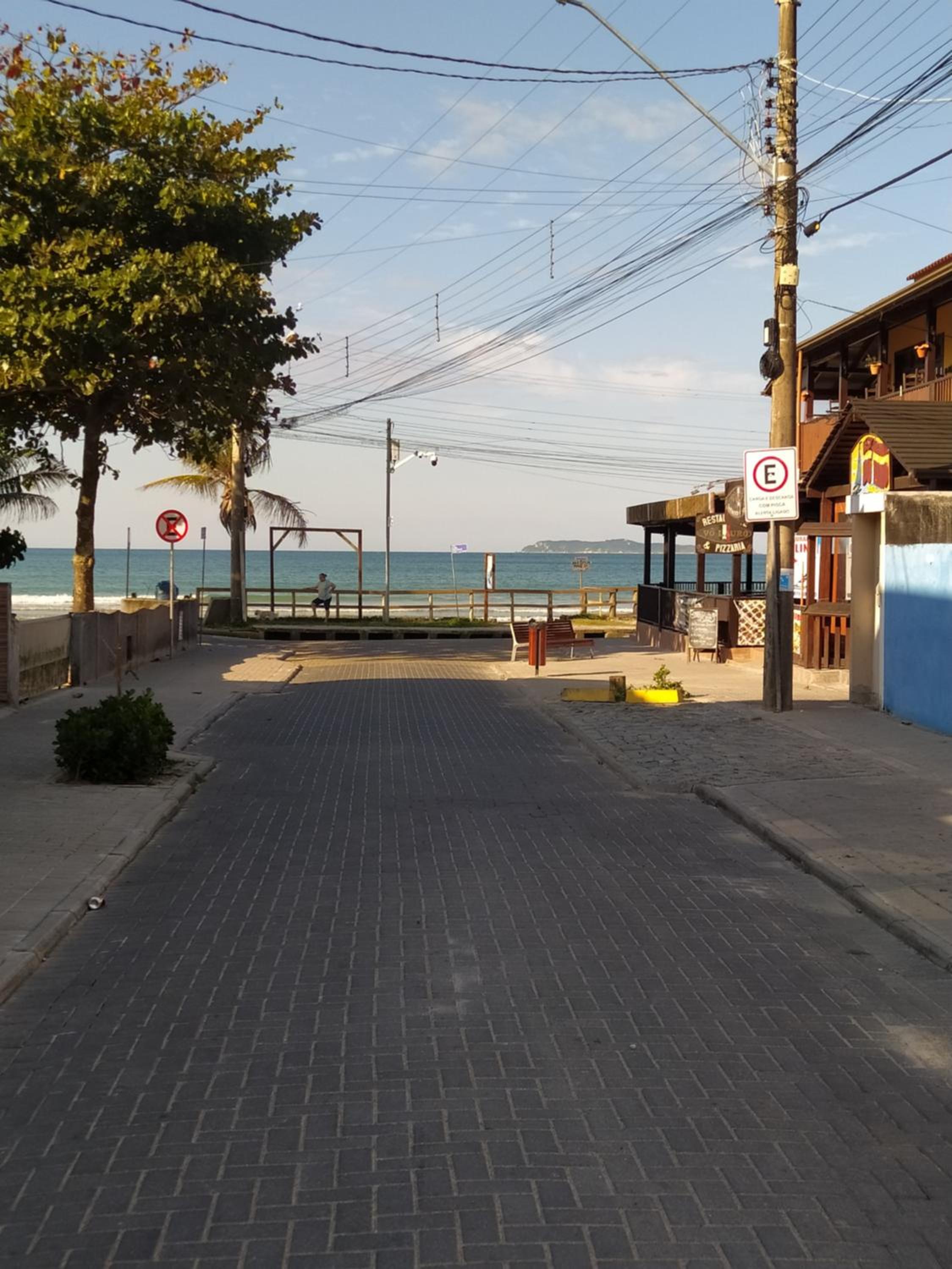 Com uma linda vista para o mar, á 30m da praia.