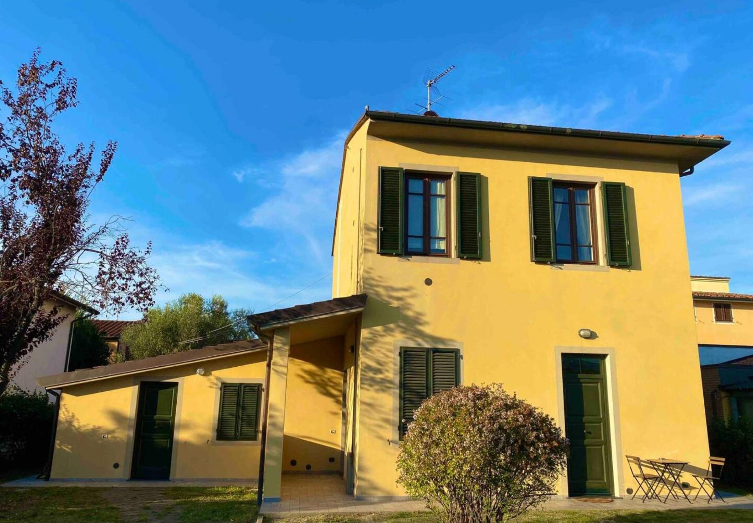 Nazario Sauro - Lucca by the walls view 2