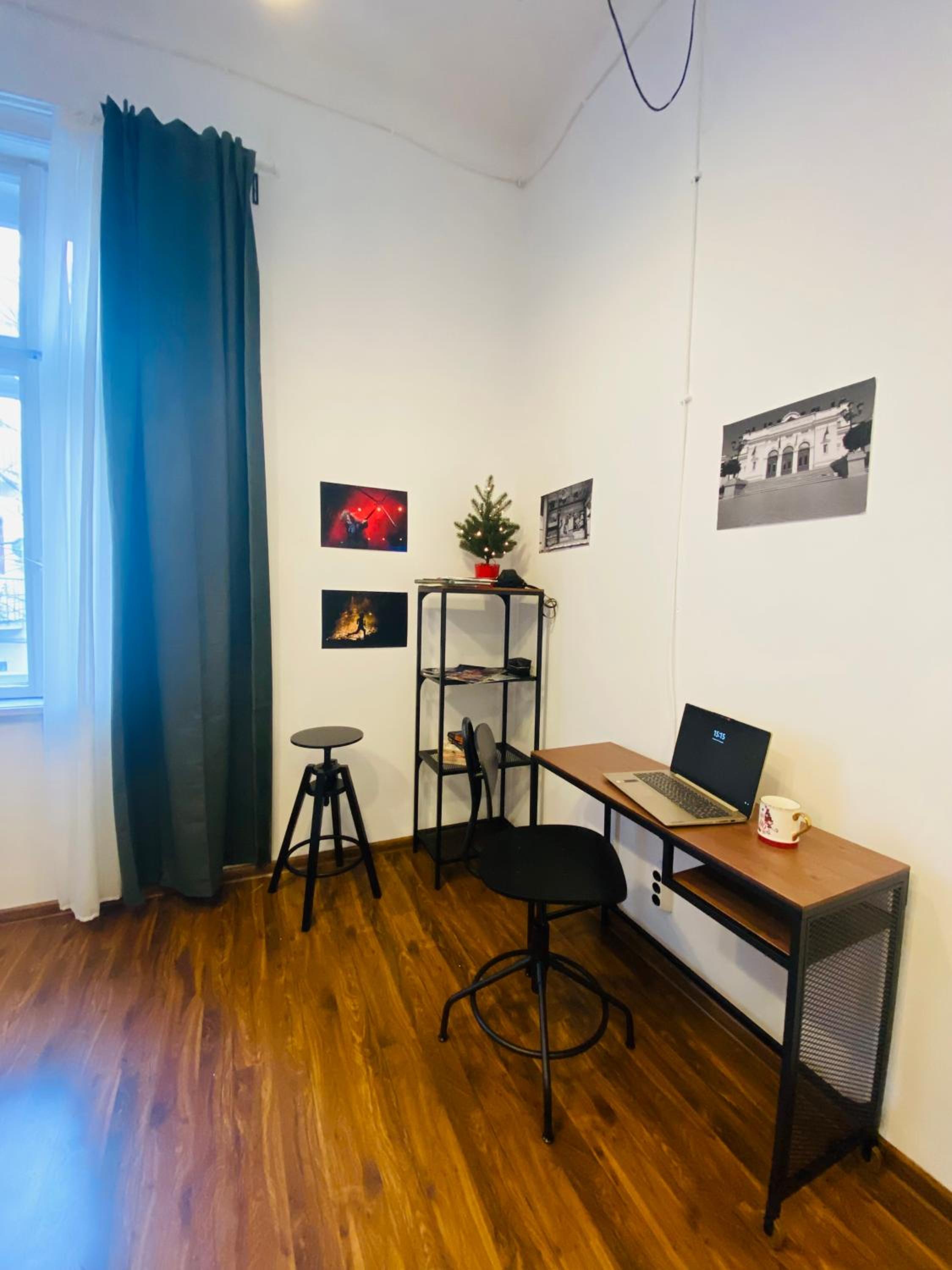 Escape in photos in top centre apartment