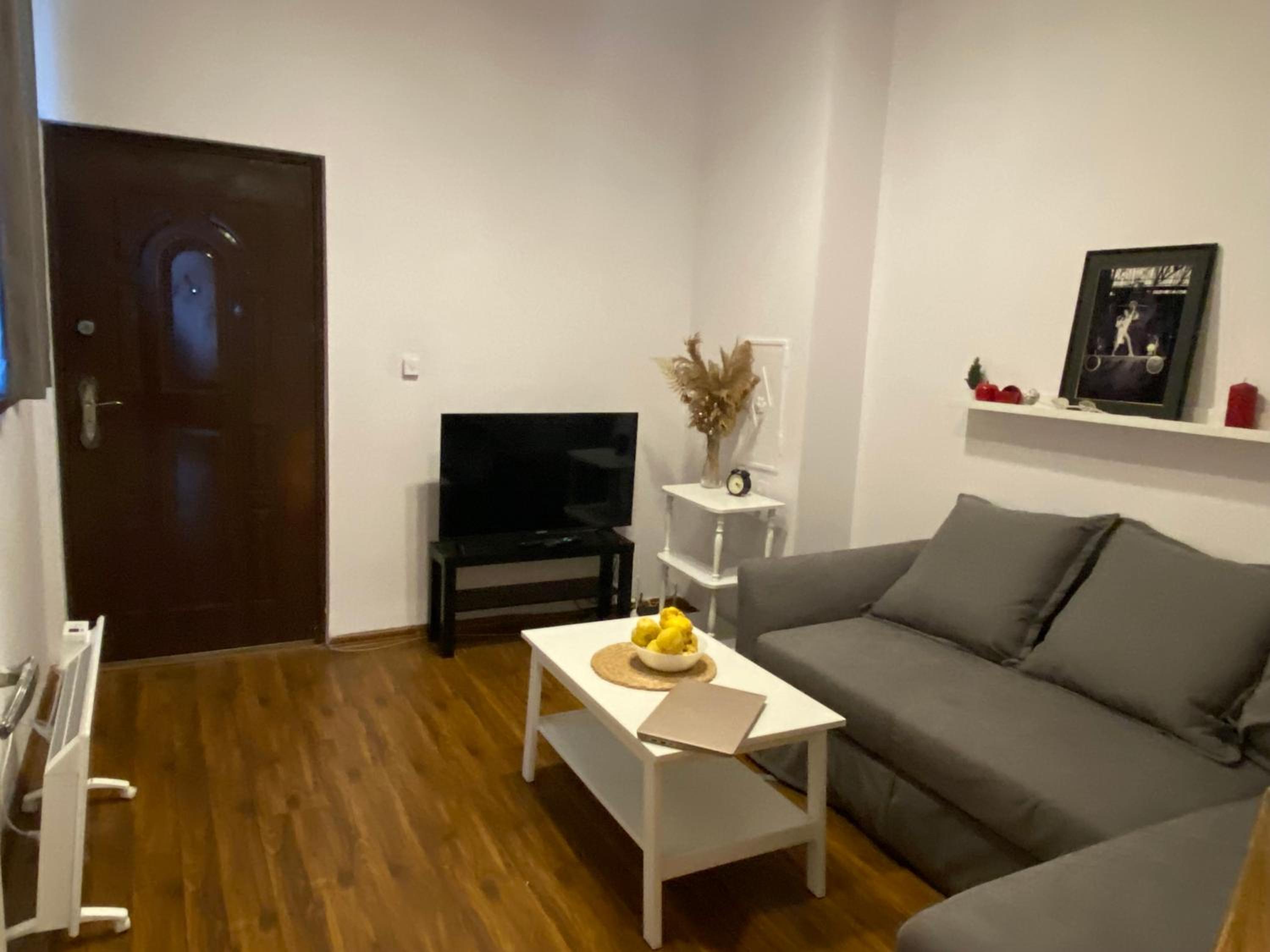 Escape in photos in top centre apartment
