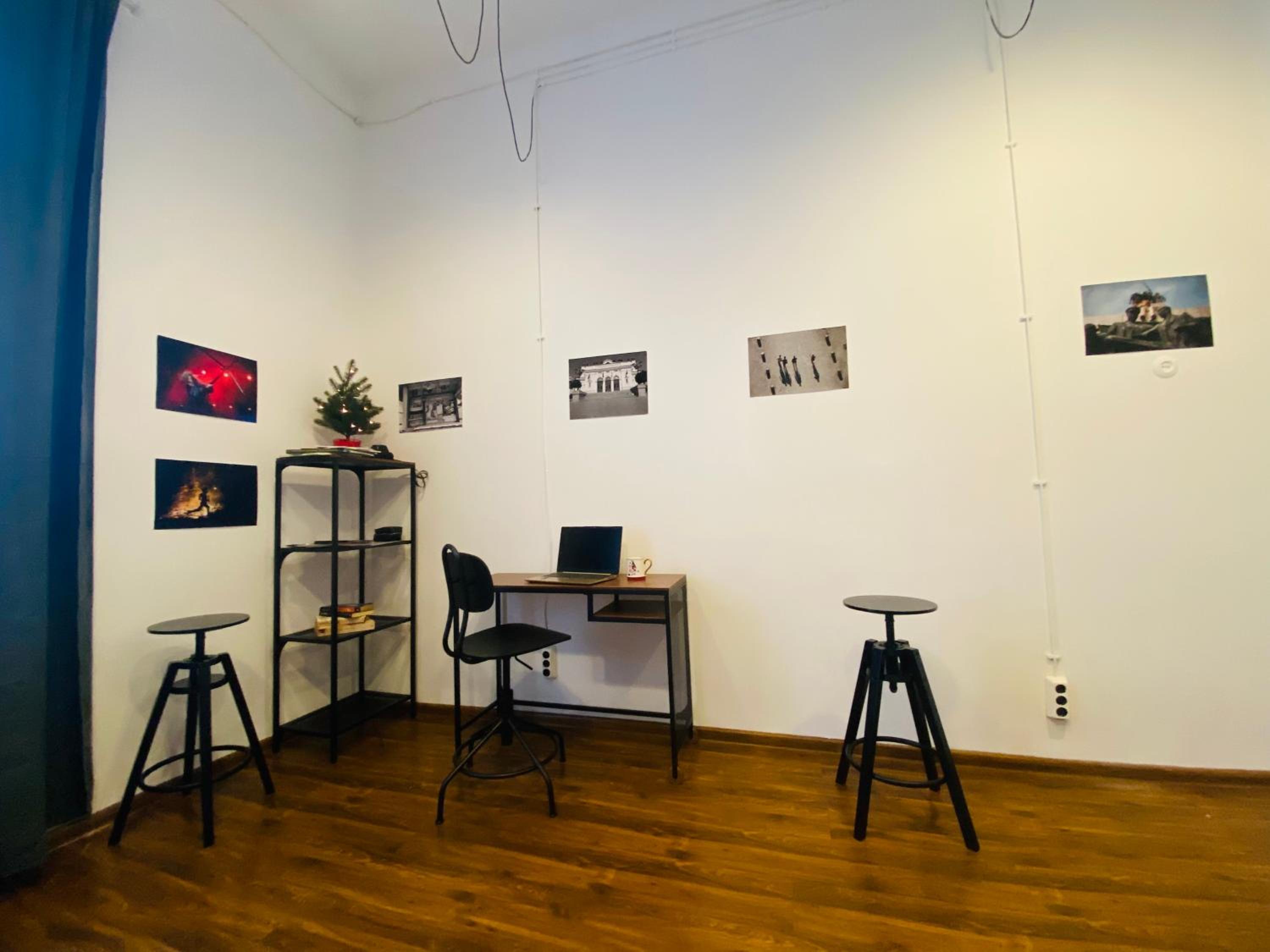 Escape in photos in top centre apartment