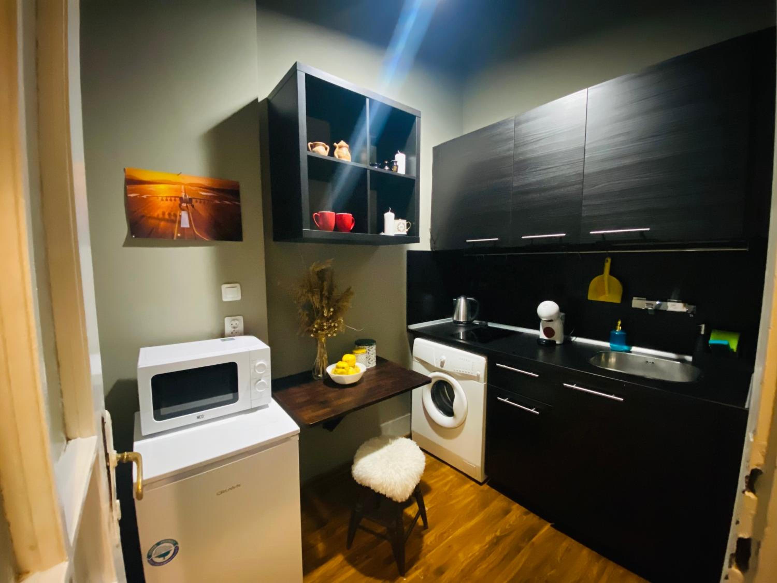 Escape in photos in top centre apartment