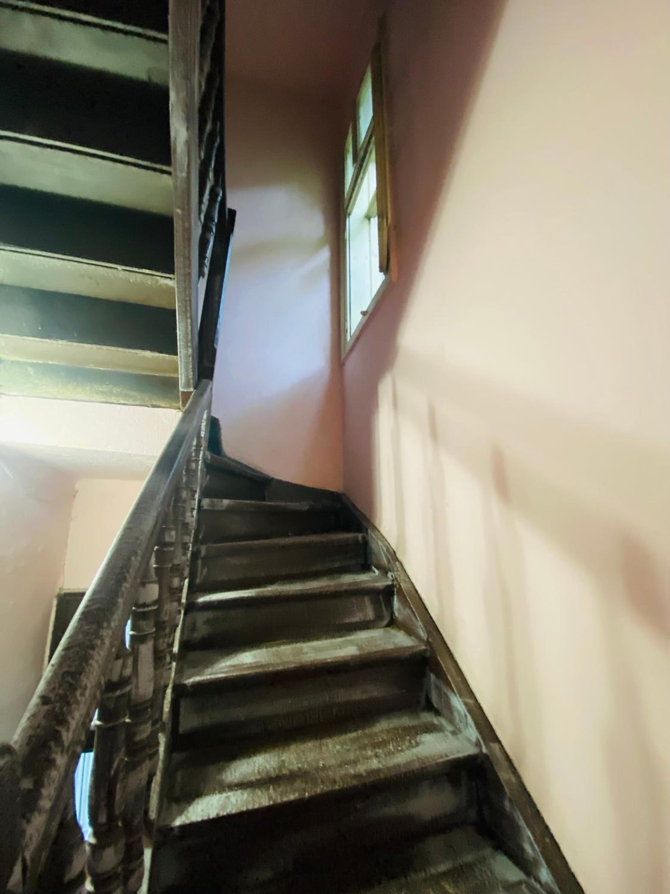 Escape in photos in top centre apartment