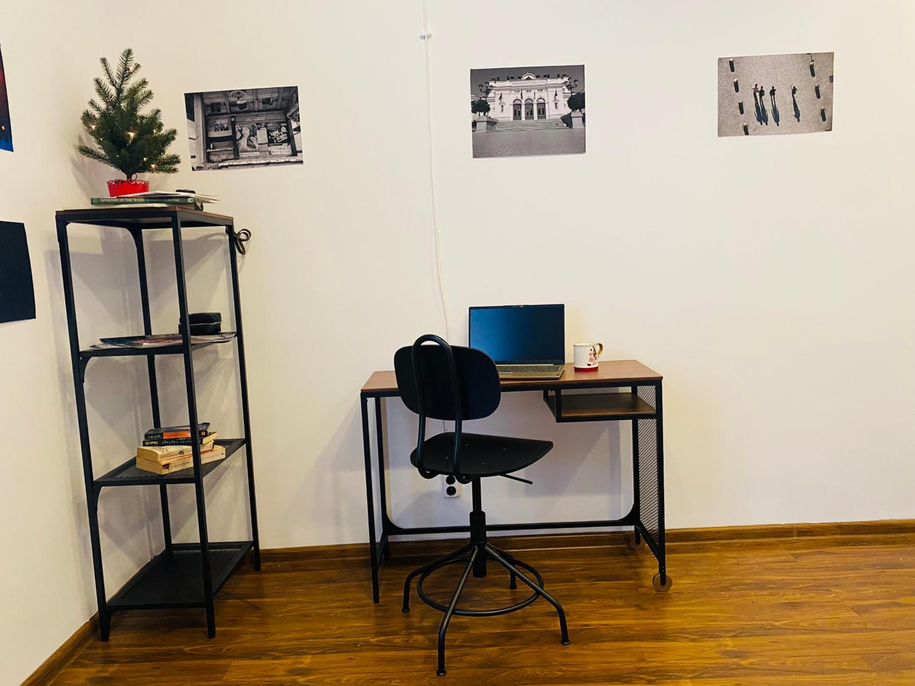 Escape in photos in top centre apartment