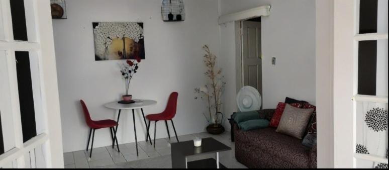 Cosy Uptown Apartments 6 Minutes to the City Centre view 2