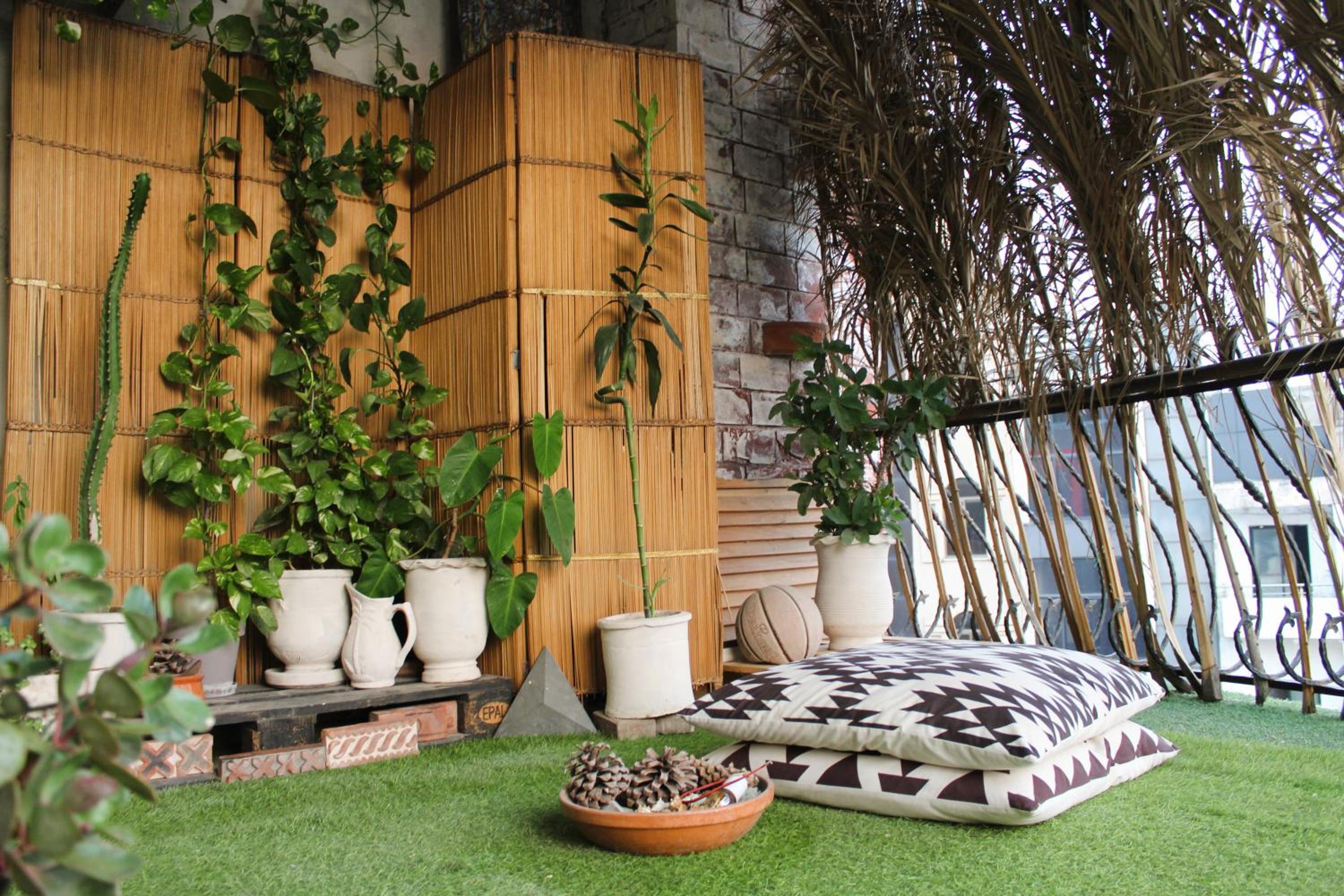 Retro Apartment, King Bed, Roof Garden view 5