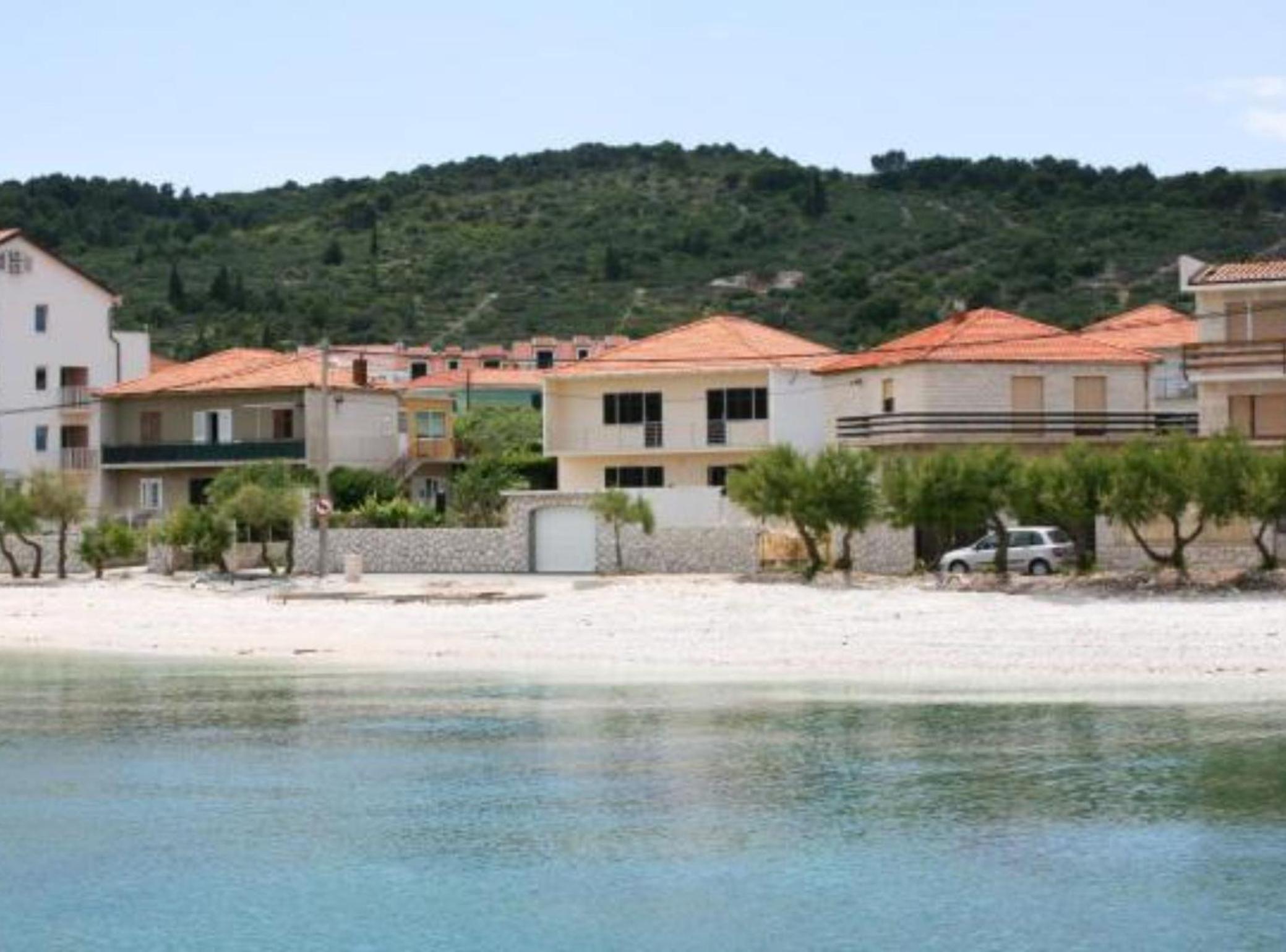 Spacious Beachfront Apartment Ciovo