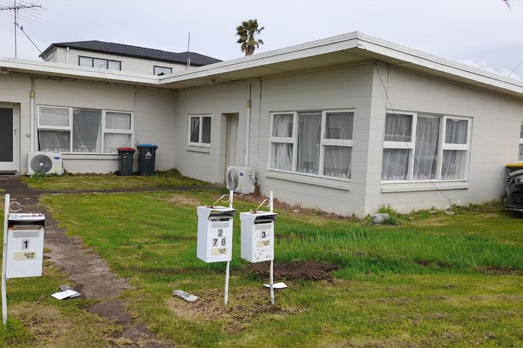 Mt Roskill center near highway 20 2br unit view 3