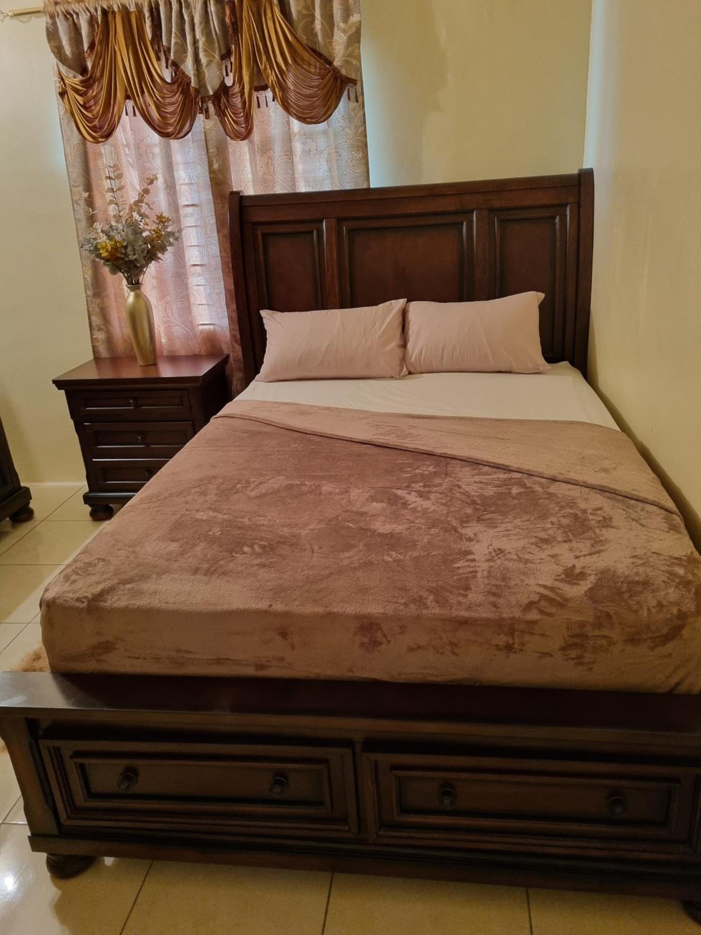 2-Bed Sleeps 4 Private Garden Parking view 2