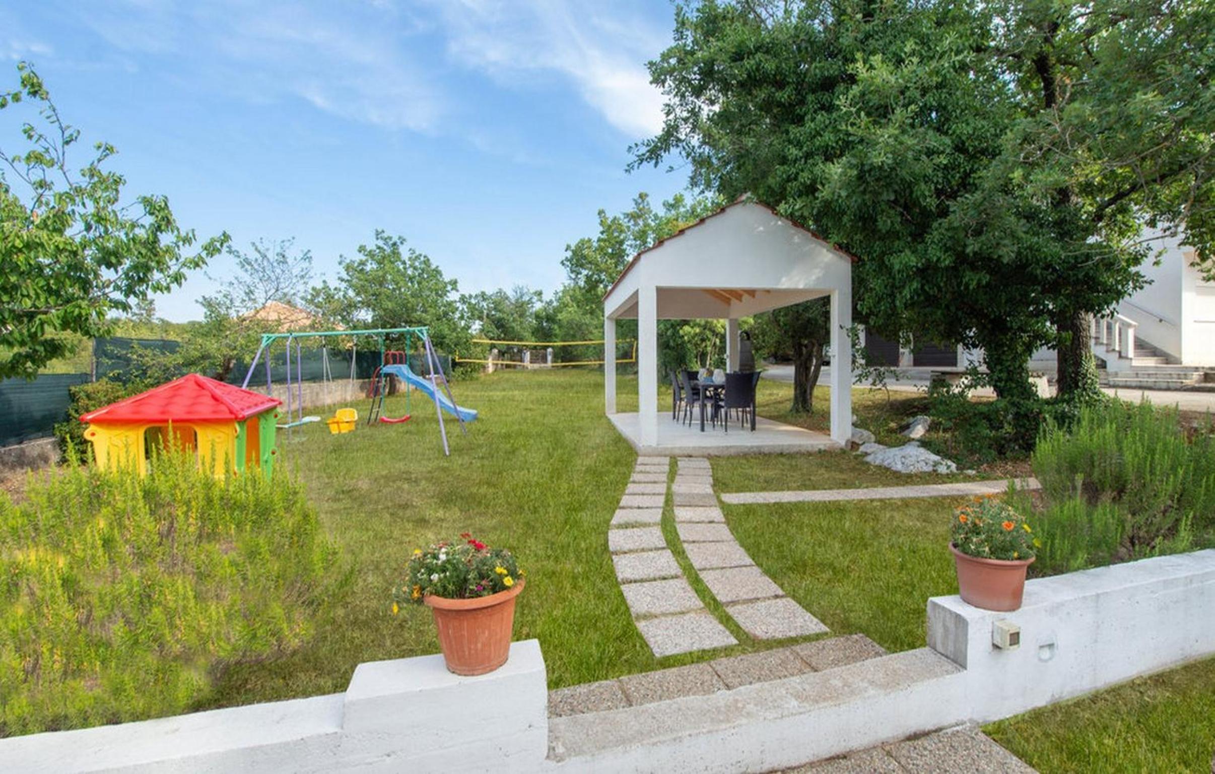 Spacious Prgomet Retreat with Private Pool, Fitness Centre, and Garden