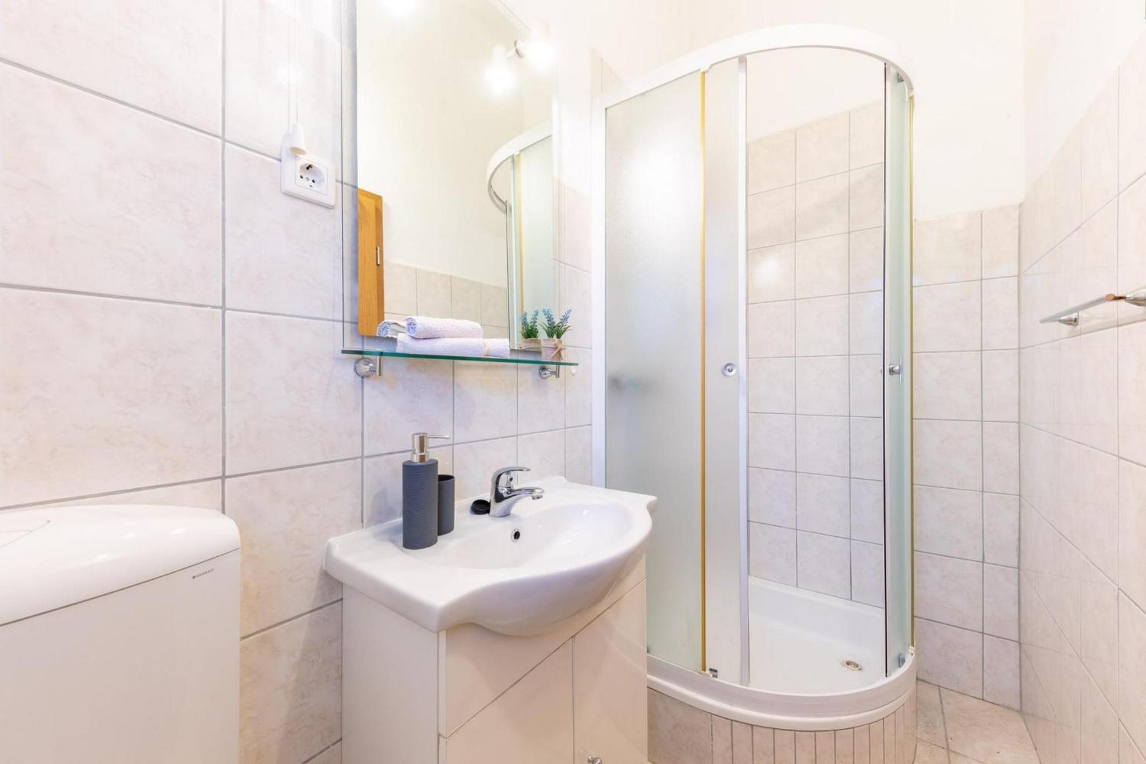 Spacious Prgomet Retreat with Private Pool, Fitness Centre, and Garden