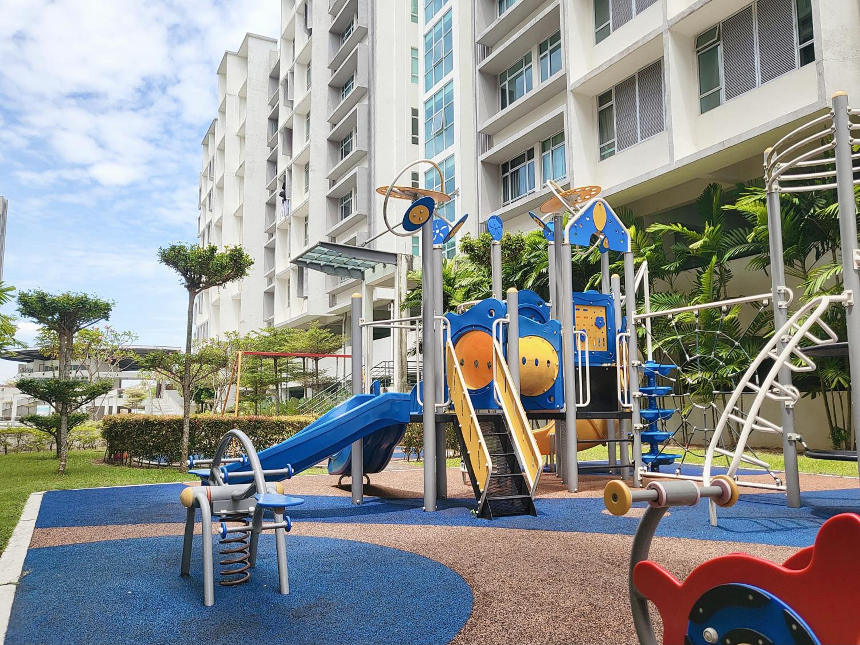 Walking Distance to Mount Austin - 6 pax Newly Renovated