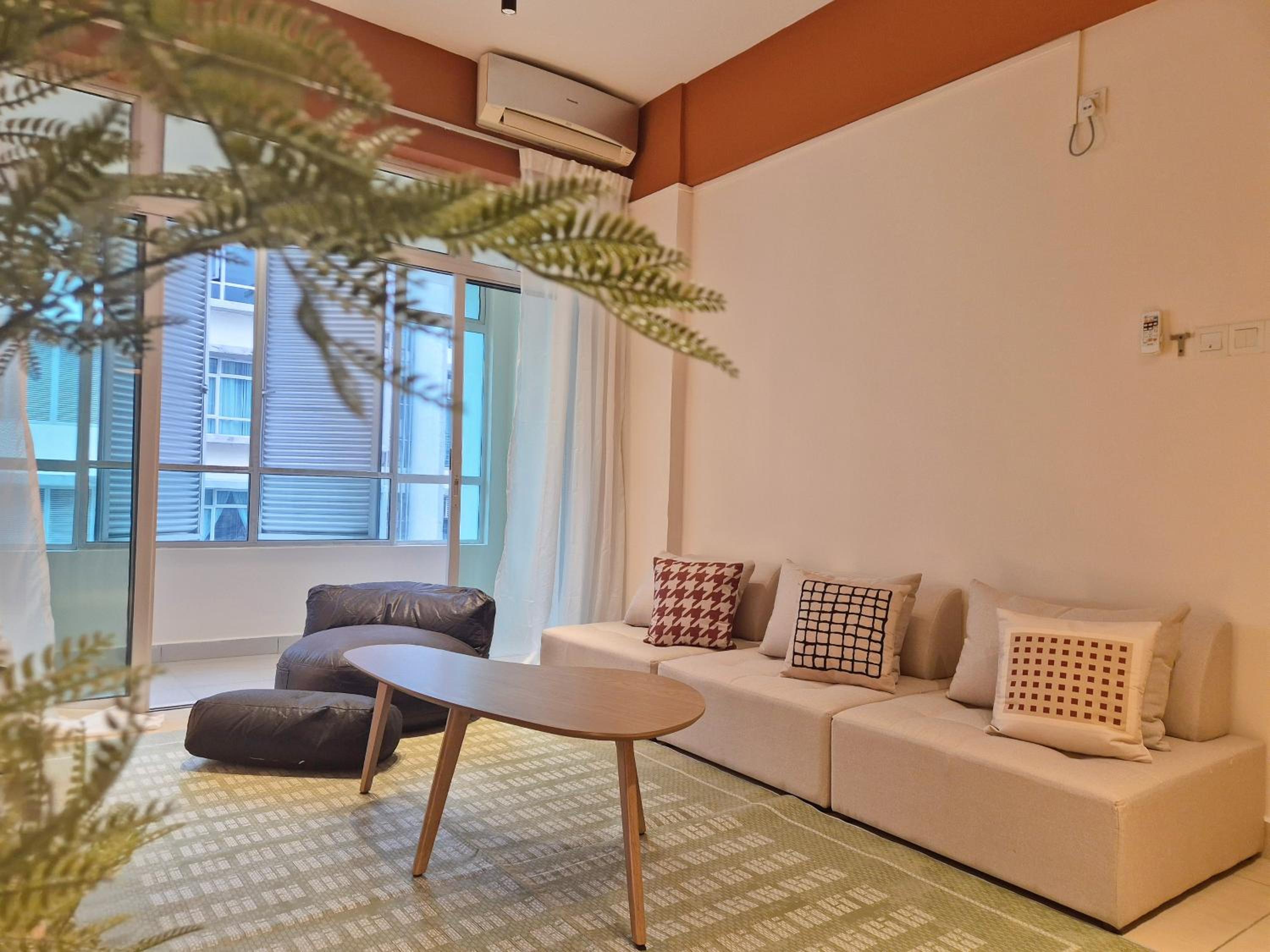 Walking Distance to Mount Austin - 6 pax Newly Renovated