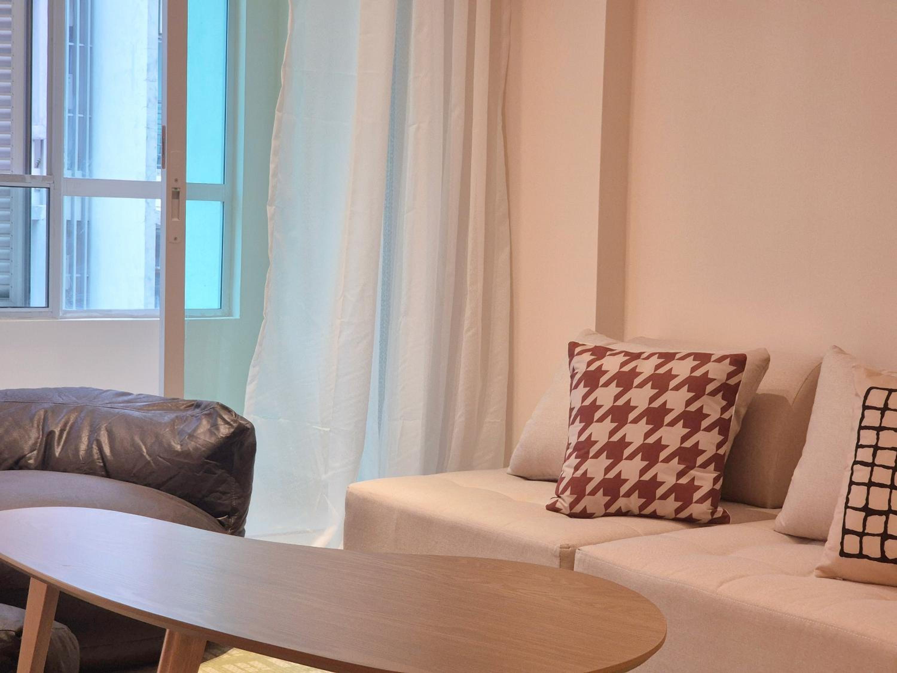 Walking Distance to Mount Austin - 6 pax Newly Renovated