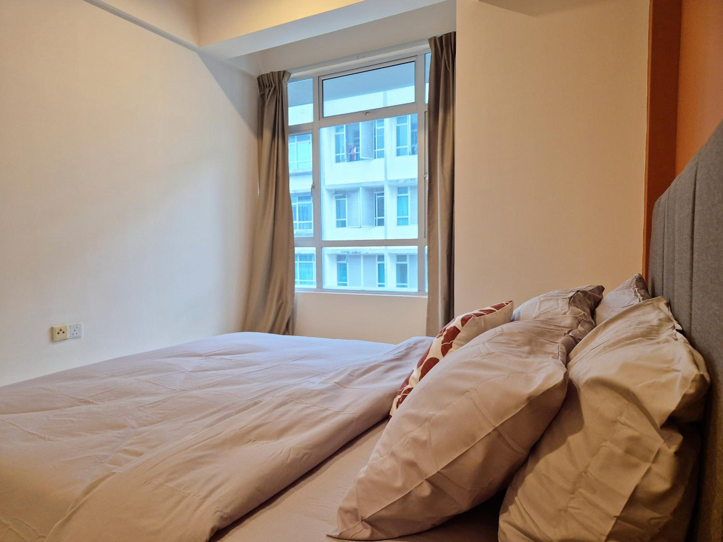 Walking Distance to Mount Austin - 6 pax Newly Renovated