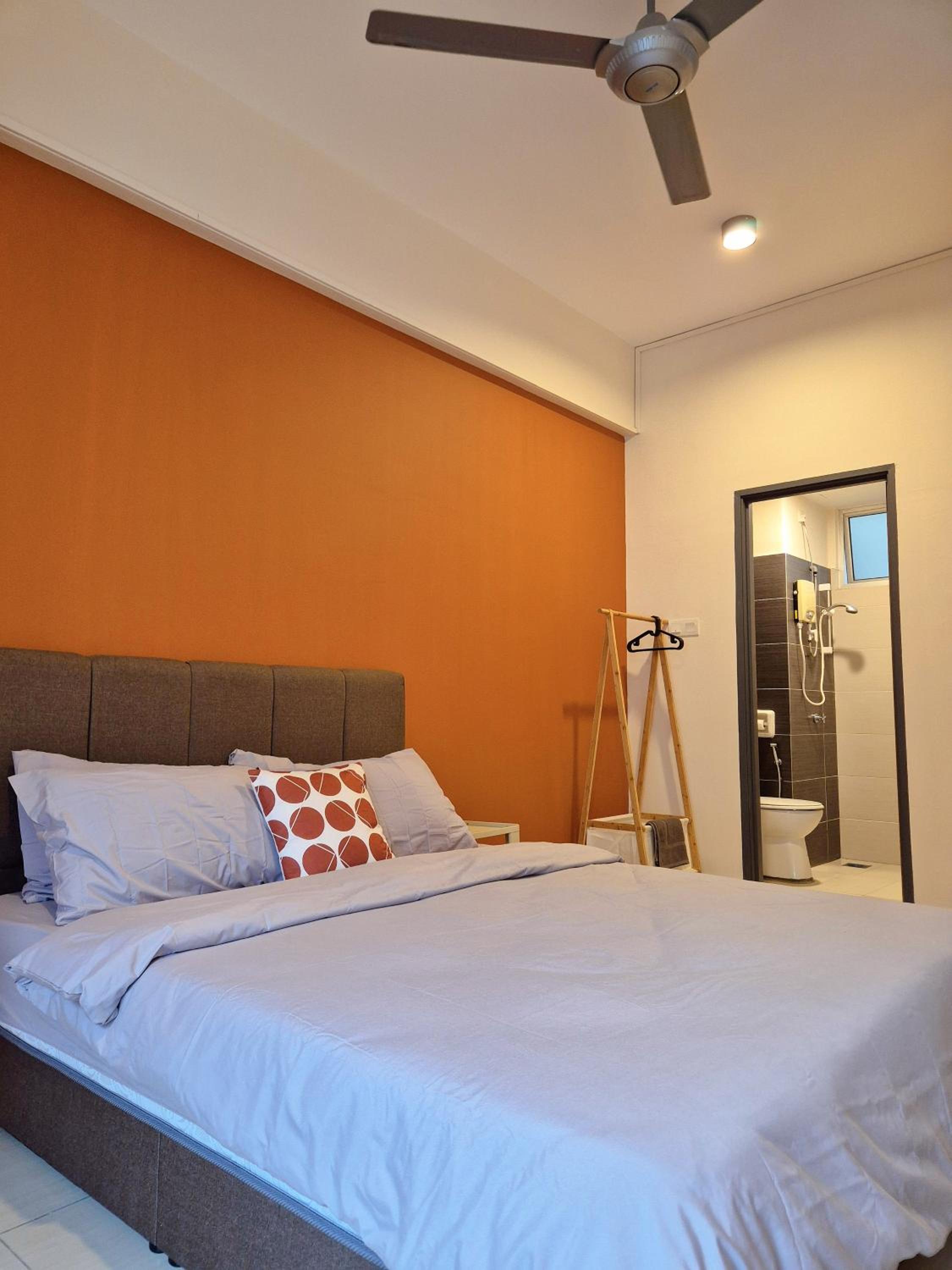 Walking Distance to Mount Austin - 6 pax Newly Renovated