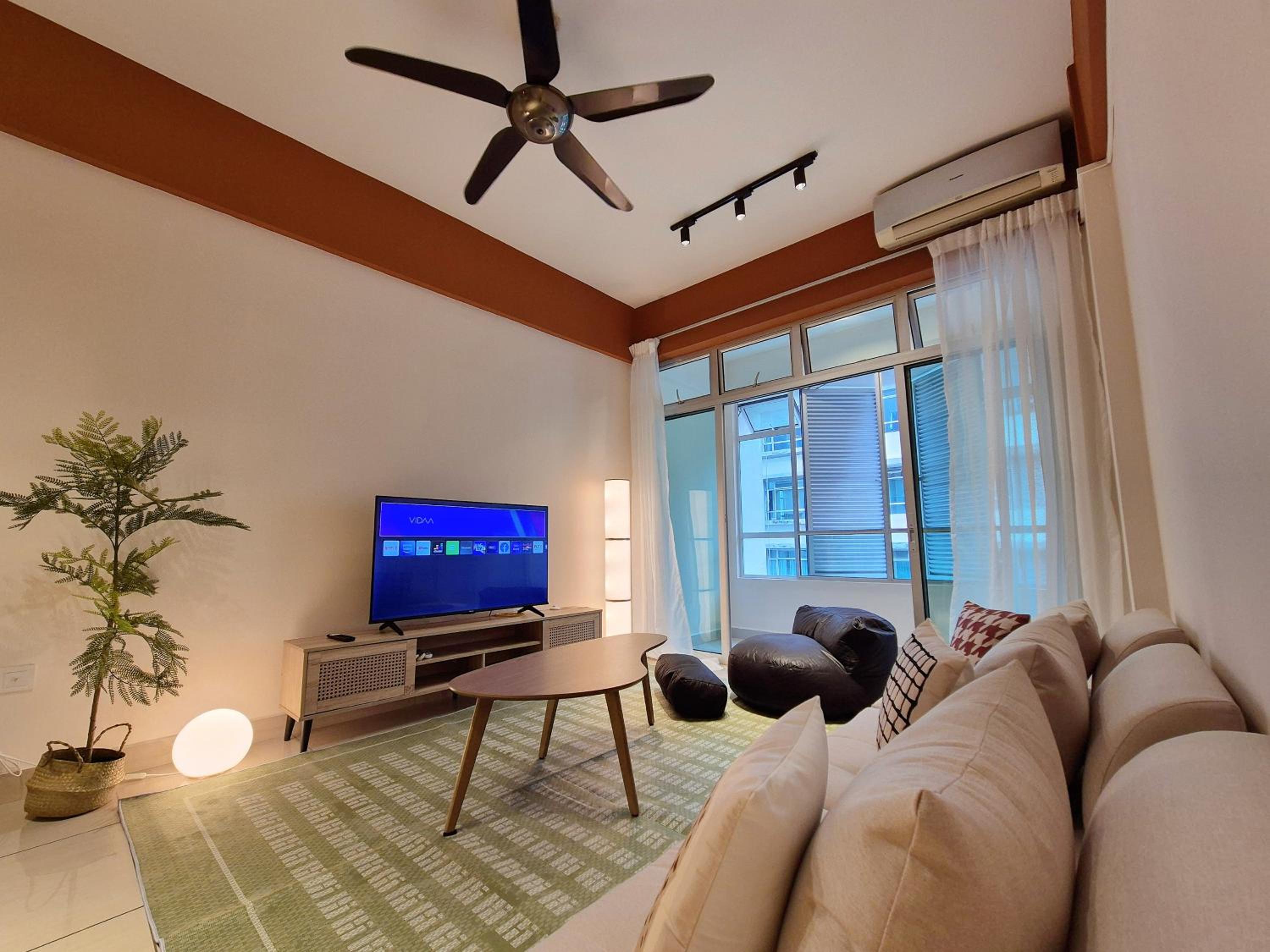 Walking Distance to Mount Austin - 6 pax Newly Renovated