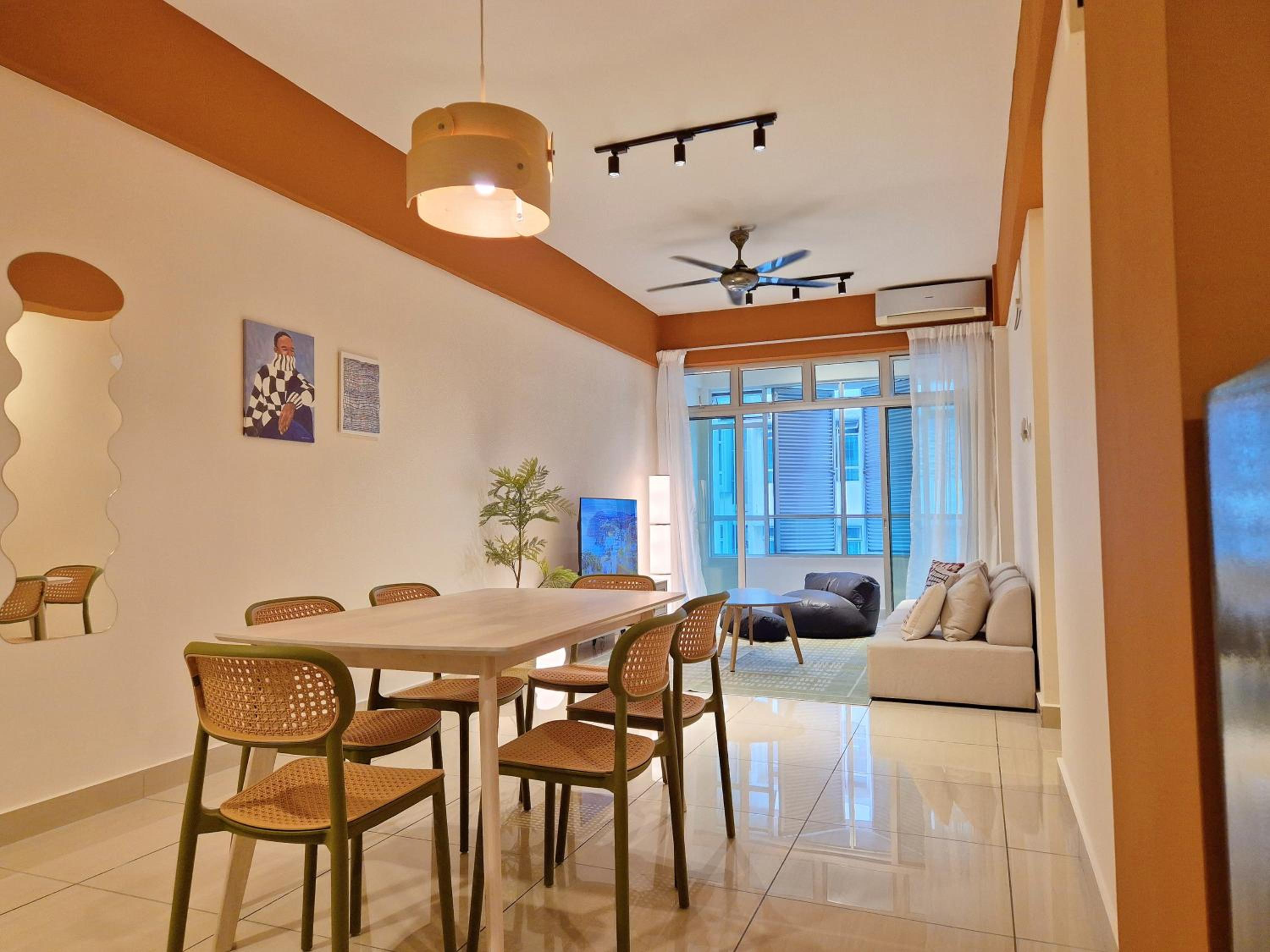 Walking Distance to Mount Austin - 6 pax Newly Renovated