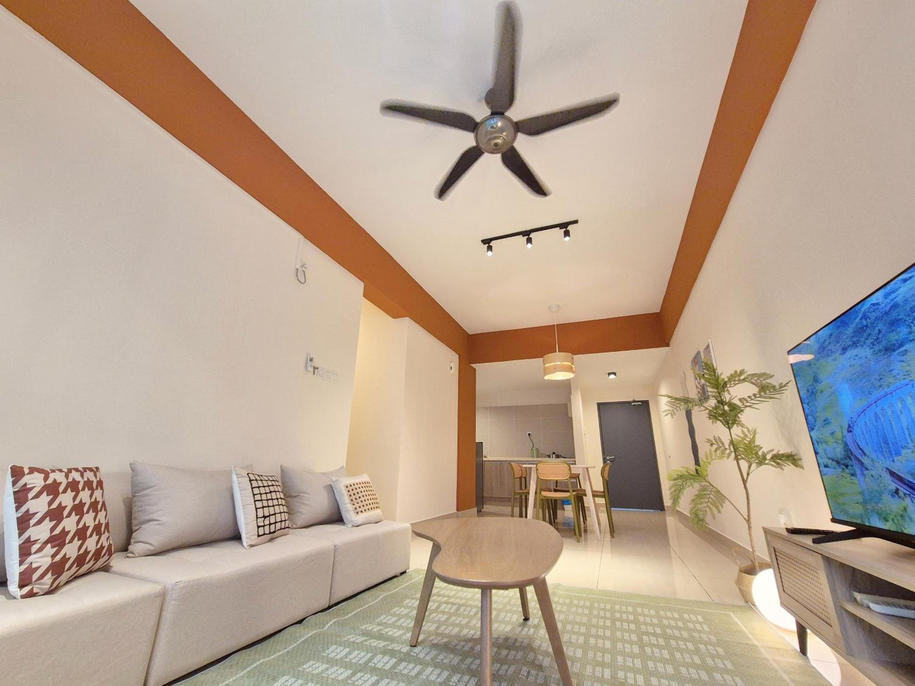 Walking Distance to Mount Austin - 6 pax Newly Renovated