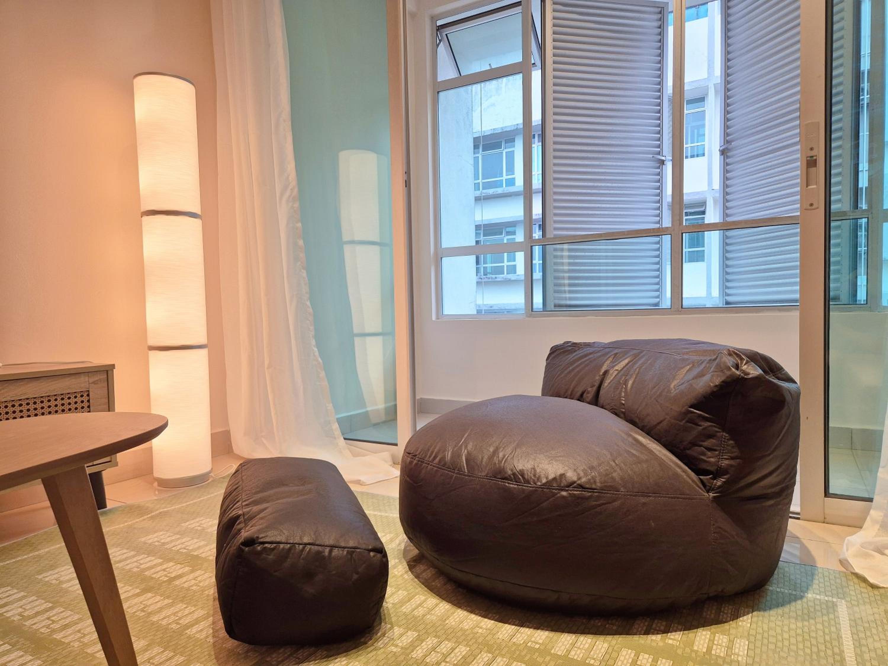 Walking Distance to Mount Austin - 6 pax Newly Renovated