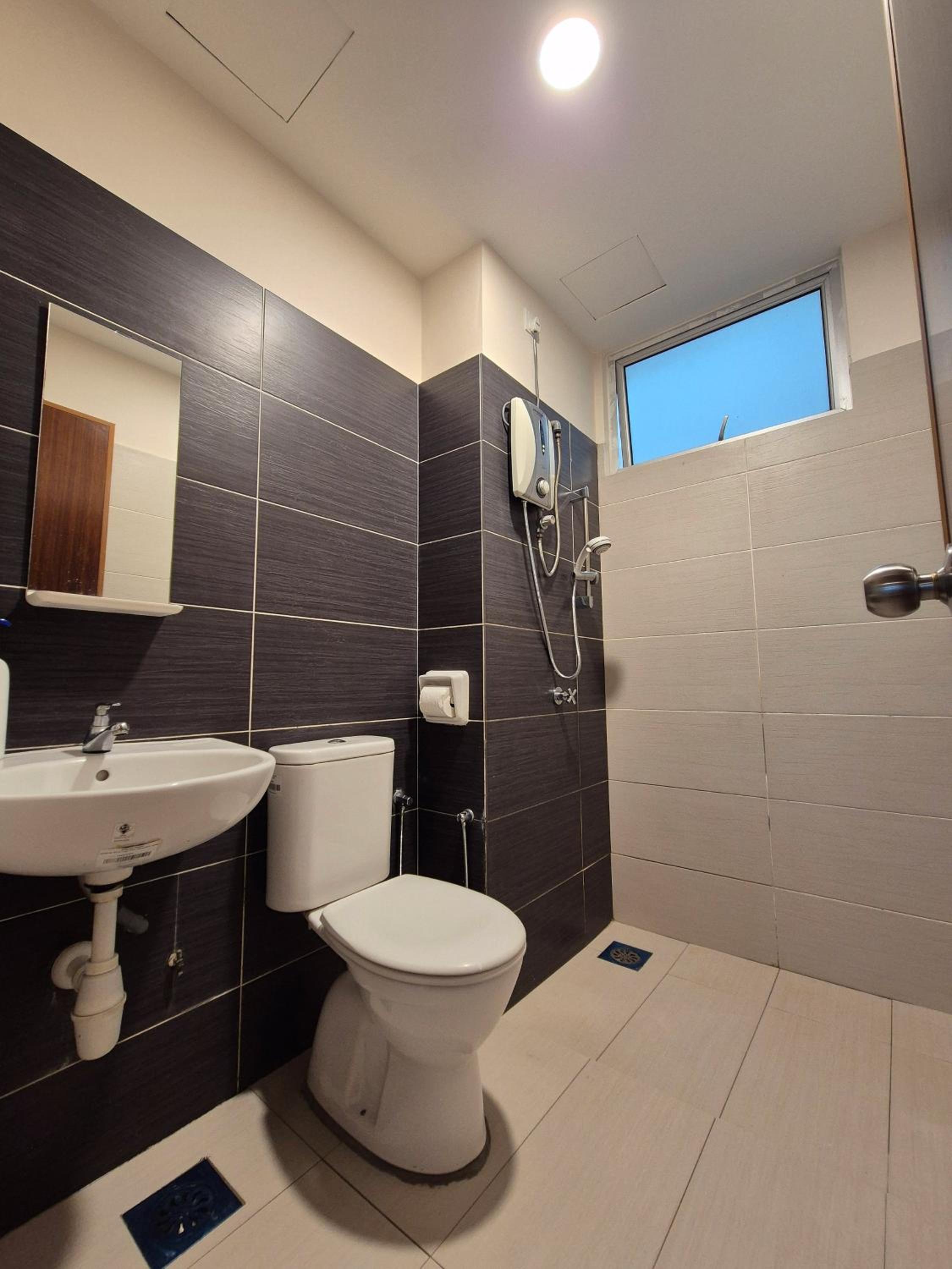 Walking Distance to Mount Austin - 6 pax Newly Renovated