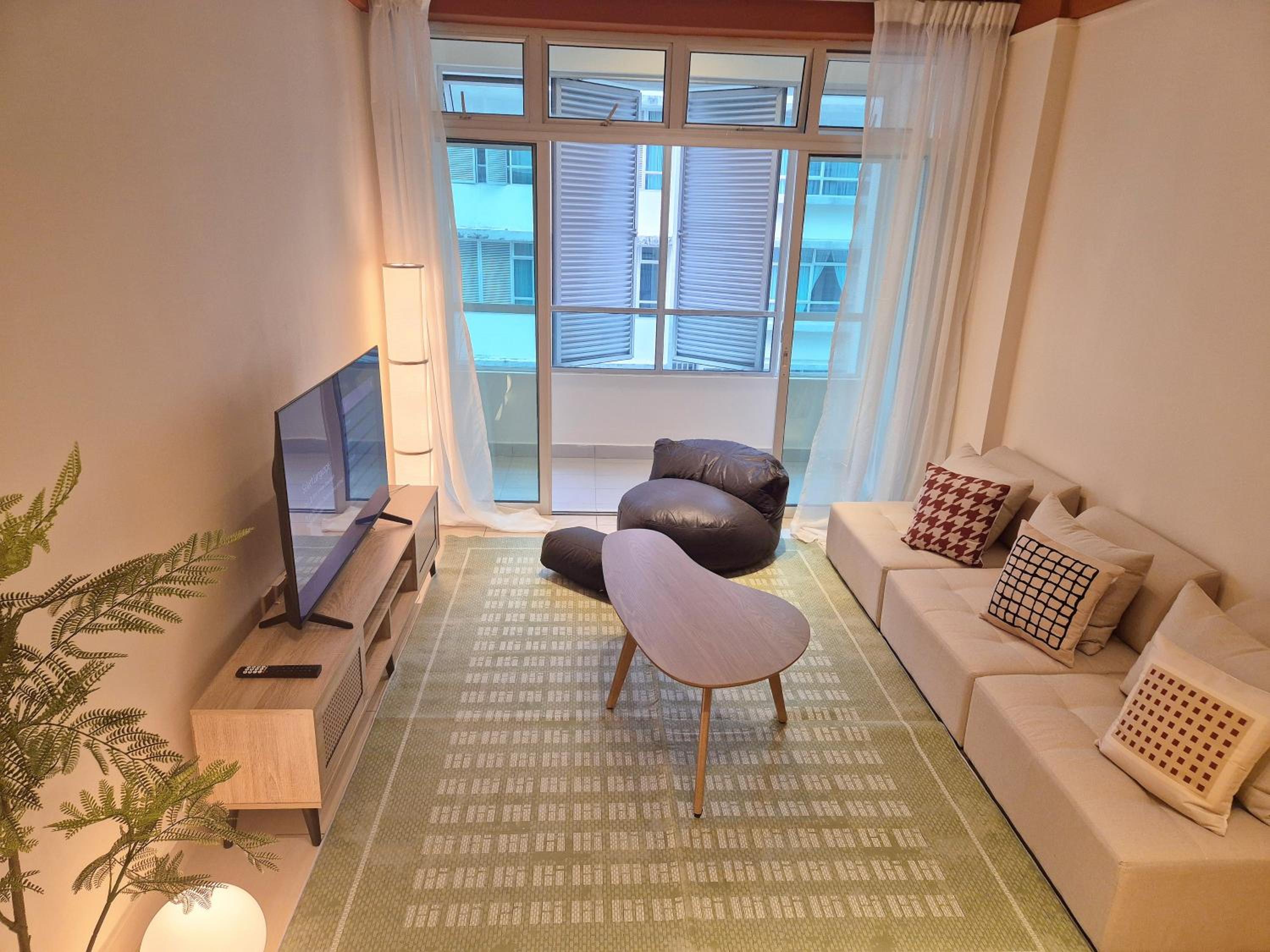 Walking Distance to Mount Austin - 6 pax Newly Renovated