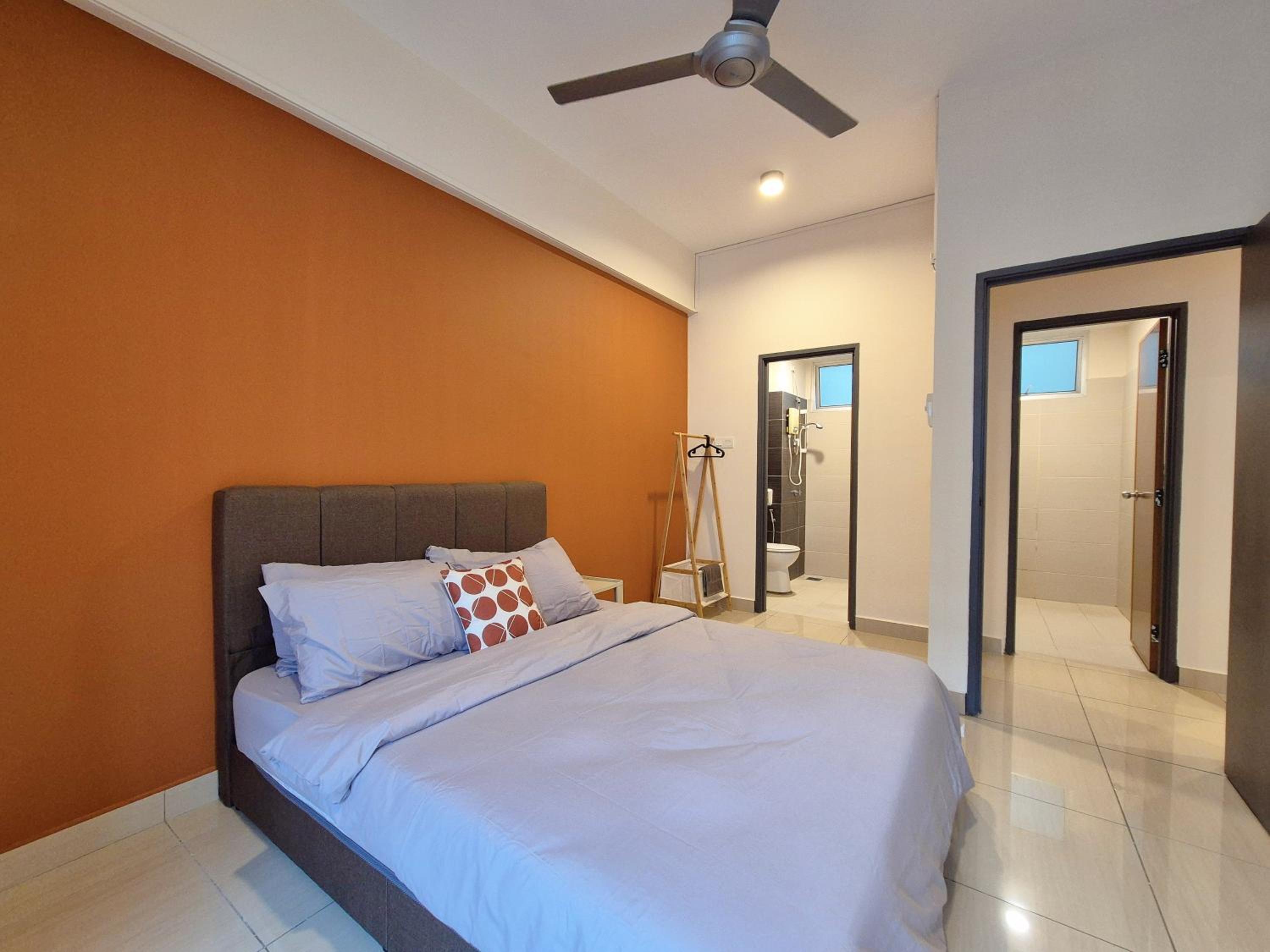 Walking Distance to Mount Austin - 6 pax Newly Renovated