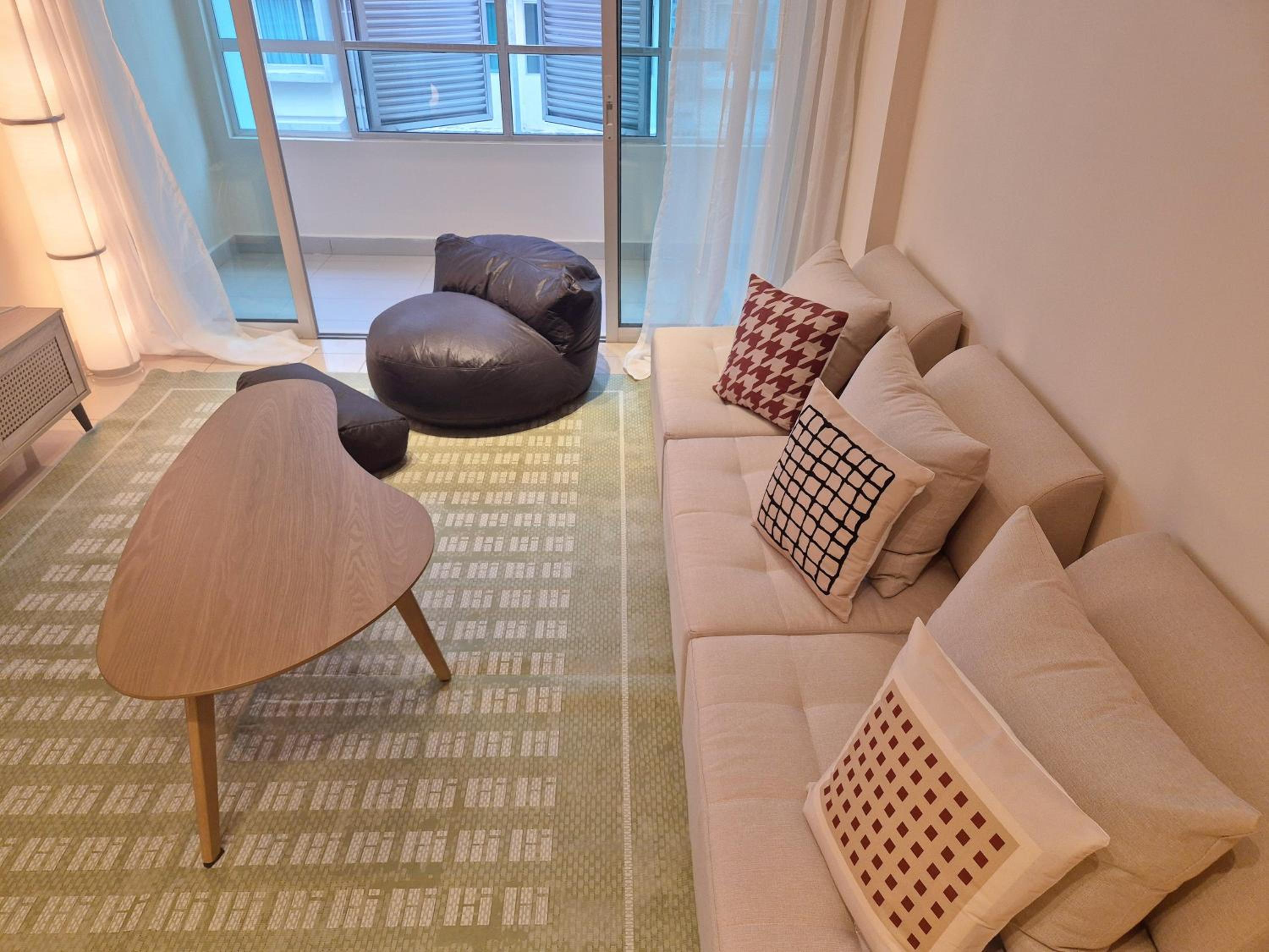 Walking Distance to Mount Austin - 6 pax Newly Renovated