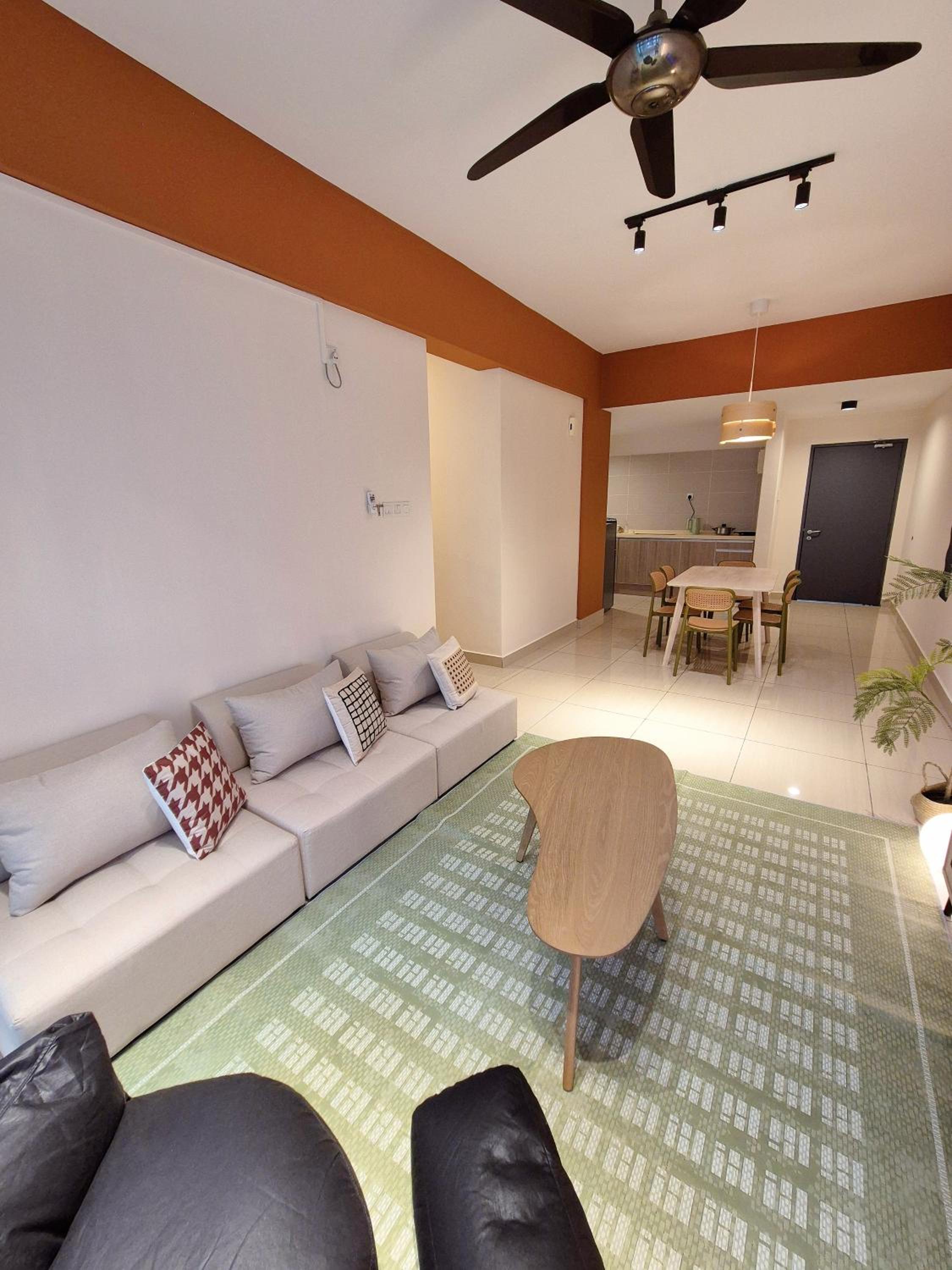 Walking Distance to Mount Austin - 6 pax Newly Renovated