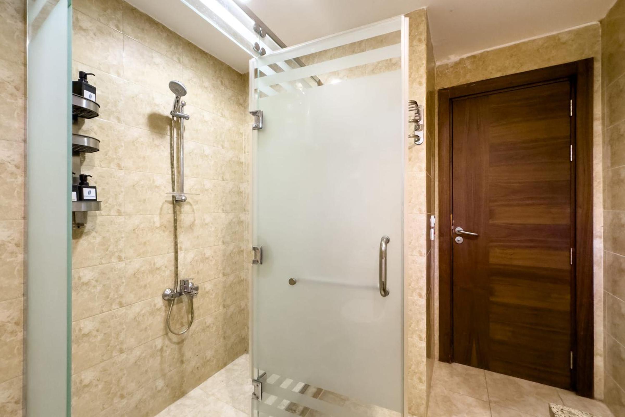 Waterfall Zoo Lodge Deluxe Suite 2 view 4