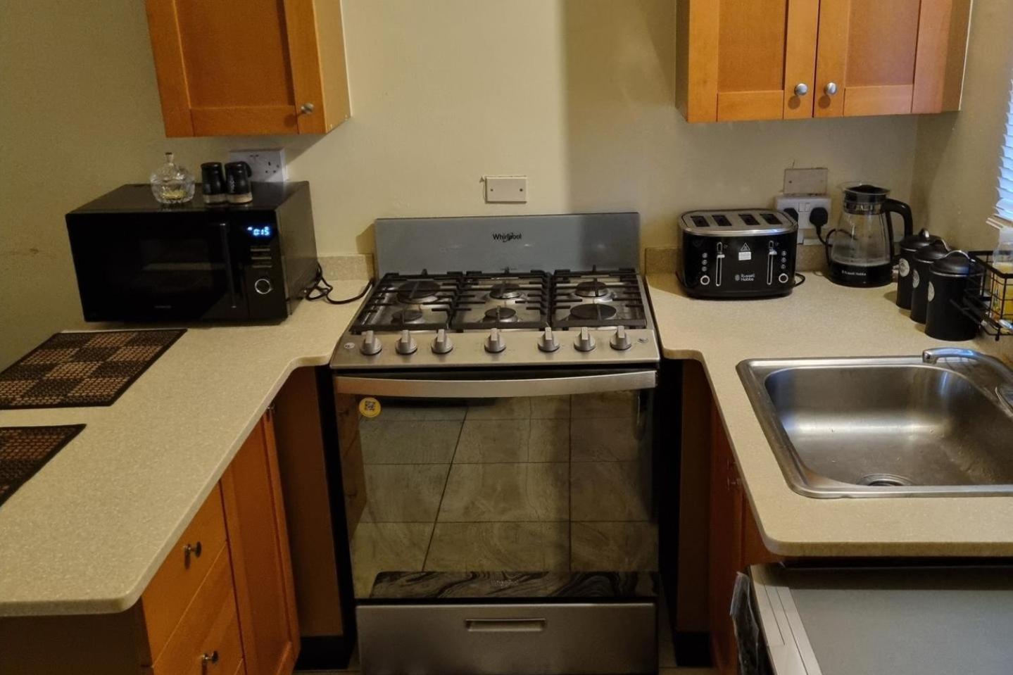 2-Bed Sleeps 4 Private Garden Parking view 4