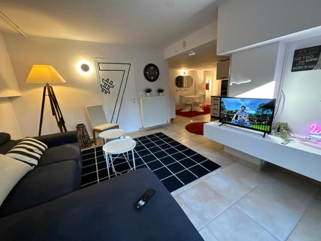 Luxury StudioArchit 7 & jacuzzi suite view 5