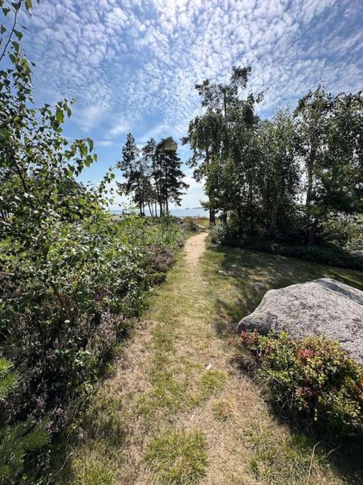 Eget hus med badtunna i skärgårdsmiljö view 3