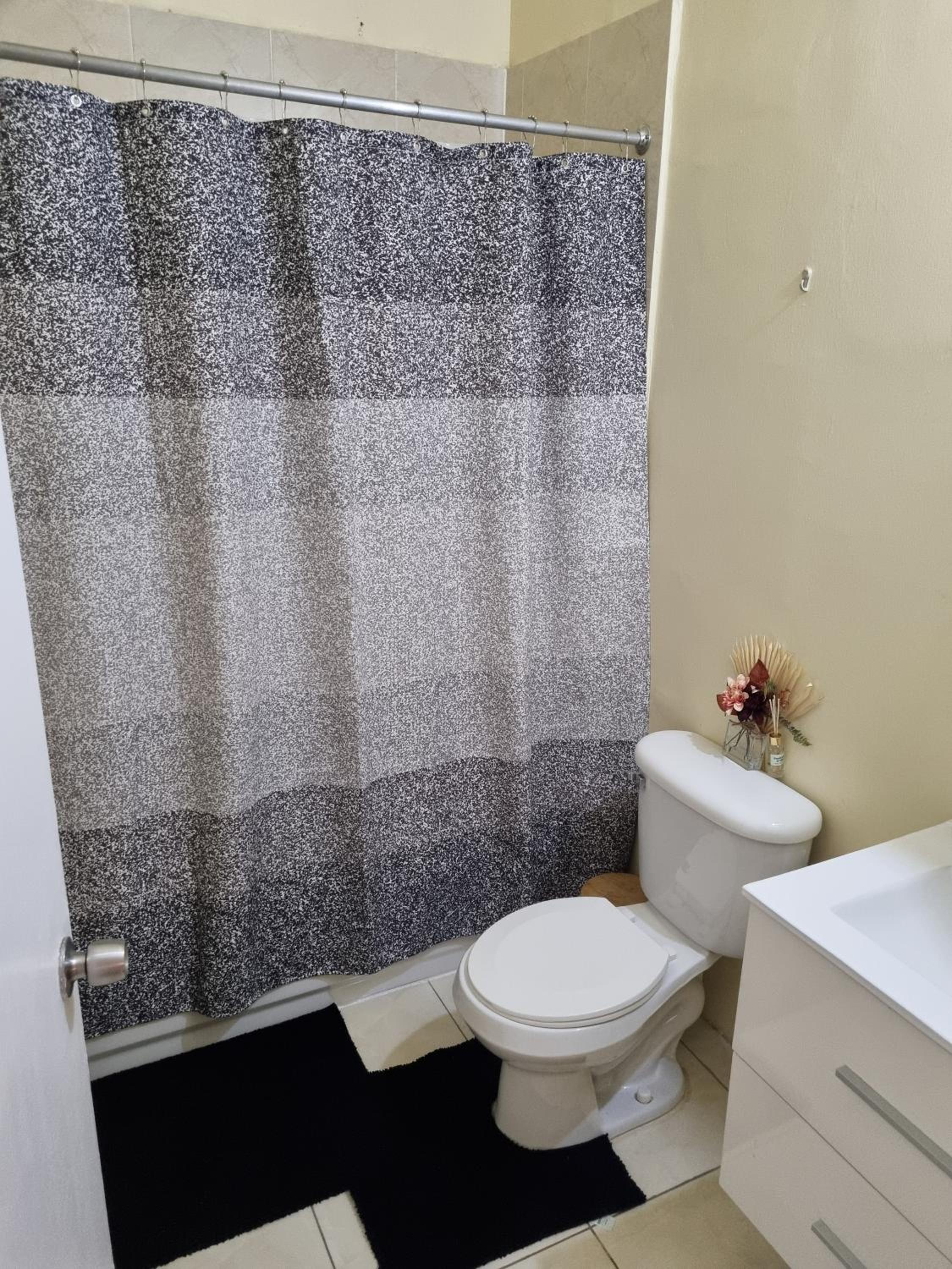 2-Bed Sleeps 4 Private Garden Parking view 5