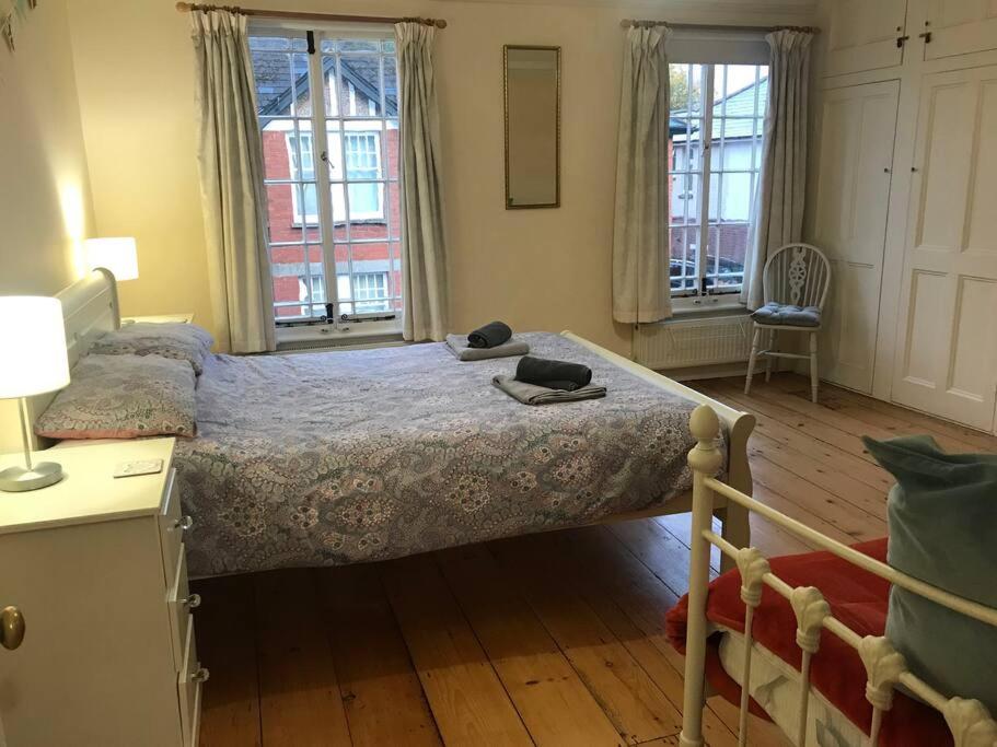 Stunning Georgian Town house with Open Fire, Piano & Games Room view 4