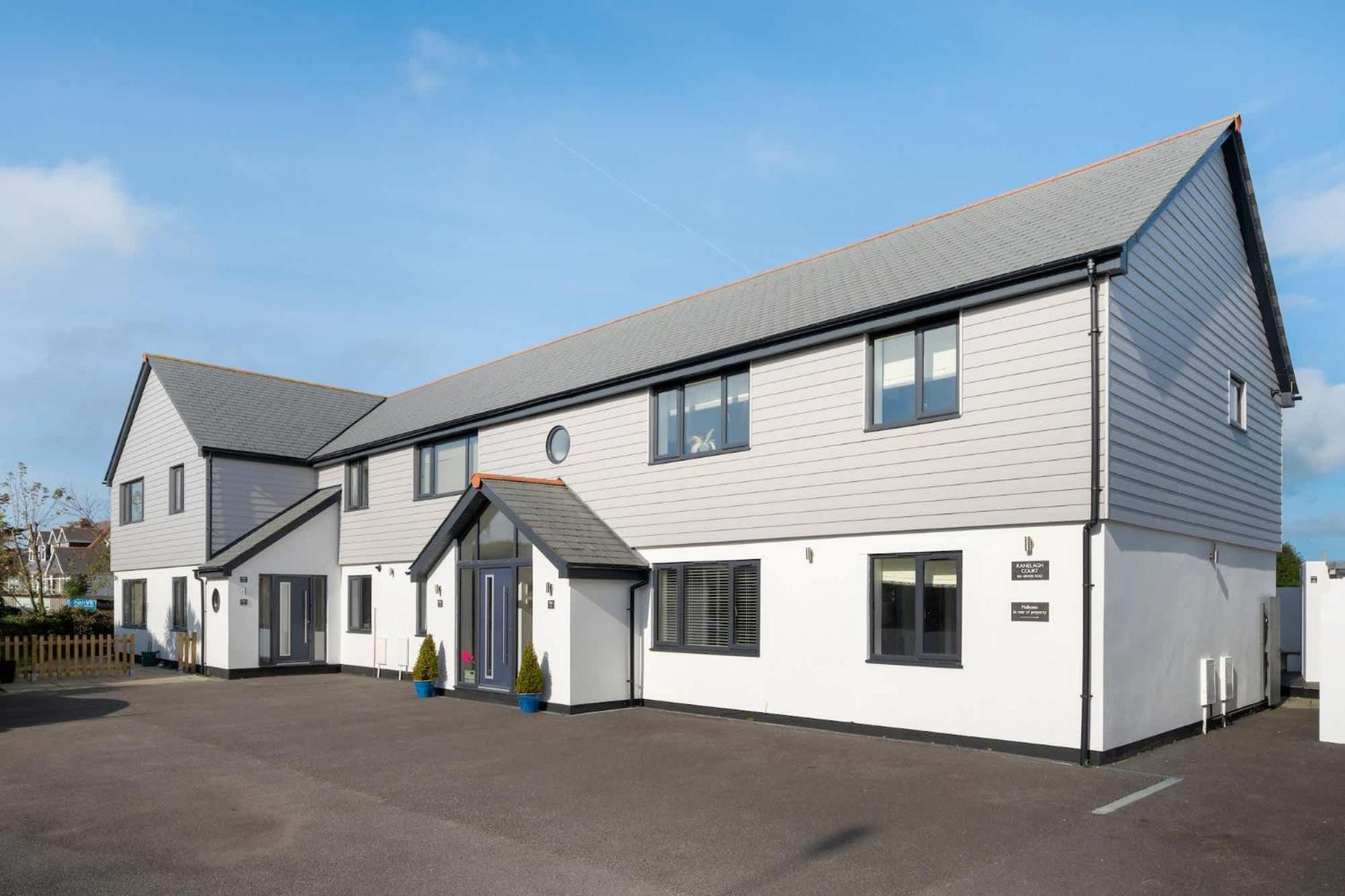 Bright Ground Floor Apartment Private Parking view 2