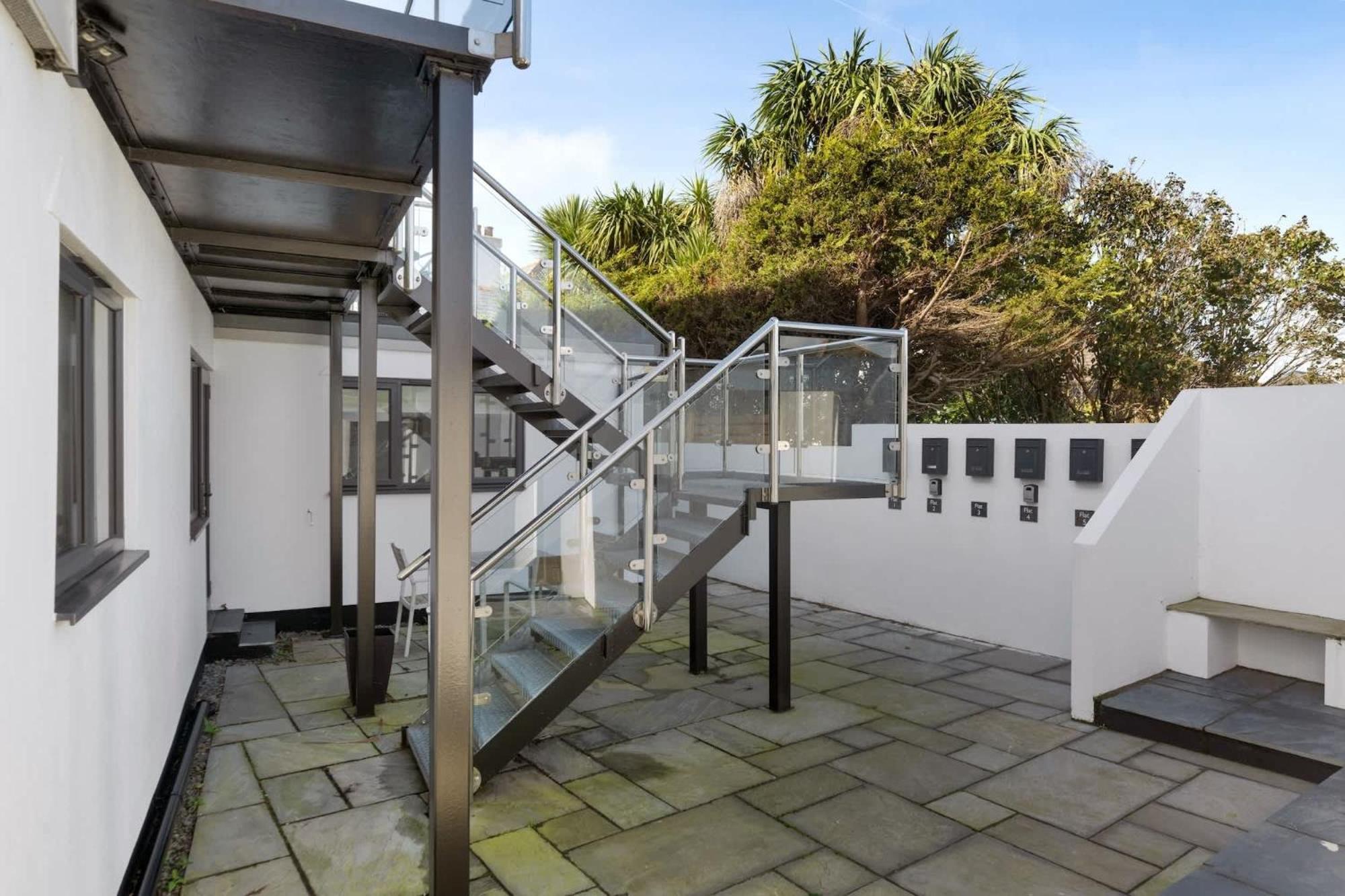 Bright Ground Floor Apartment Private Parking view 3
