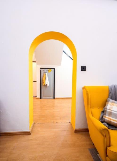 House of Colour, a 3 bedroom Bold Retreat in Town Centre! view 4